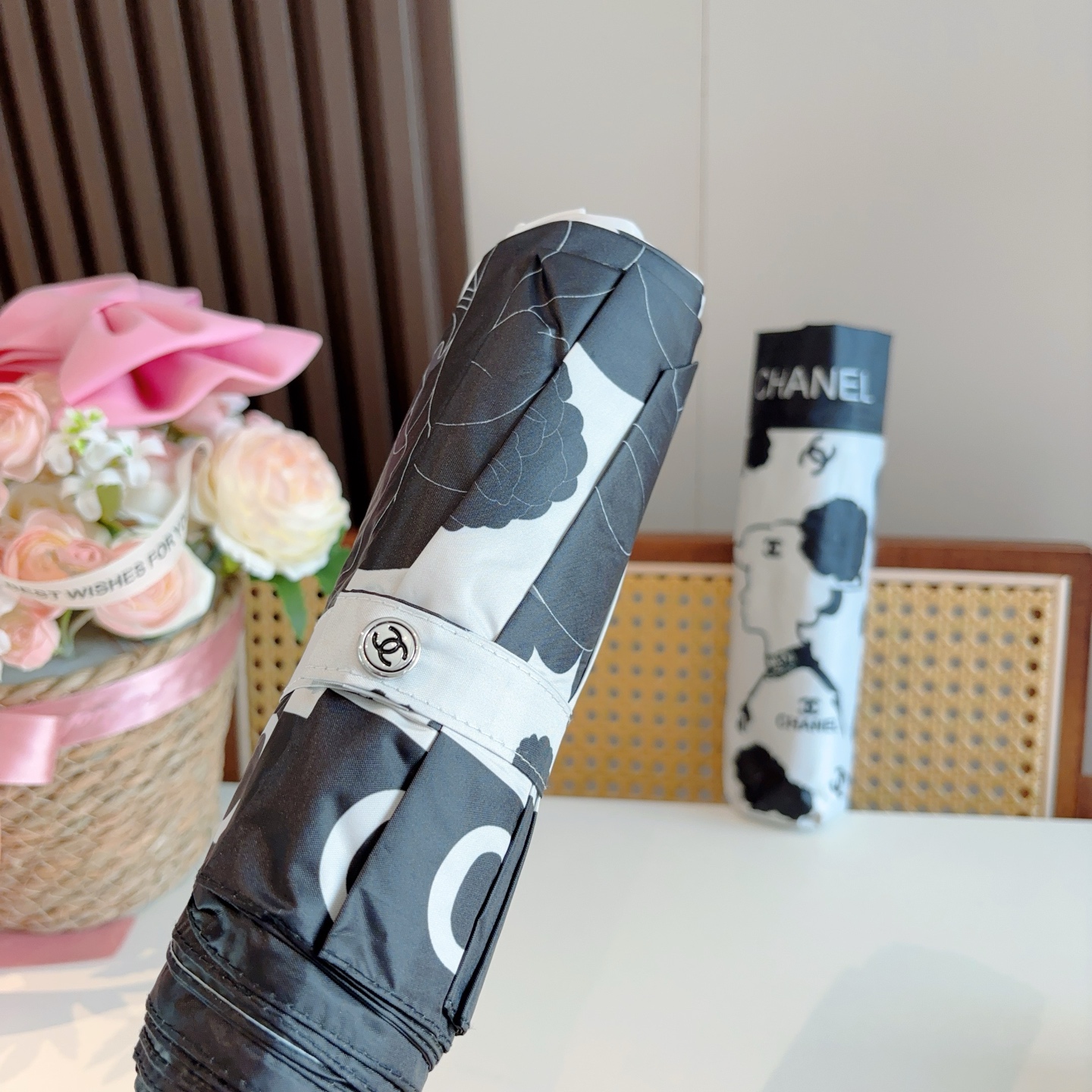 CHANEL（香奈儿）三折自动折叠晴雨伞 集合香奈儿灵魂LOGO为一体的设计风格高雅奢华 带在身上带来