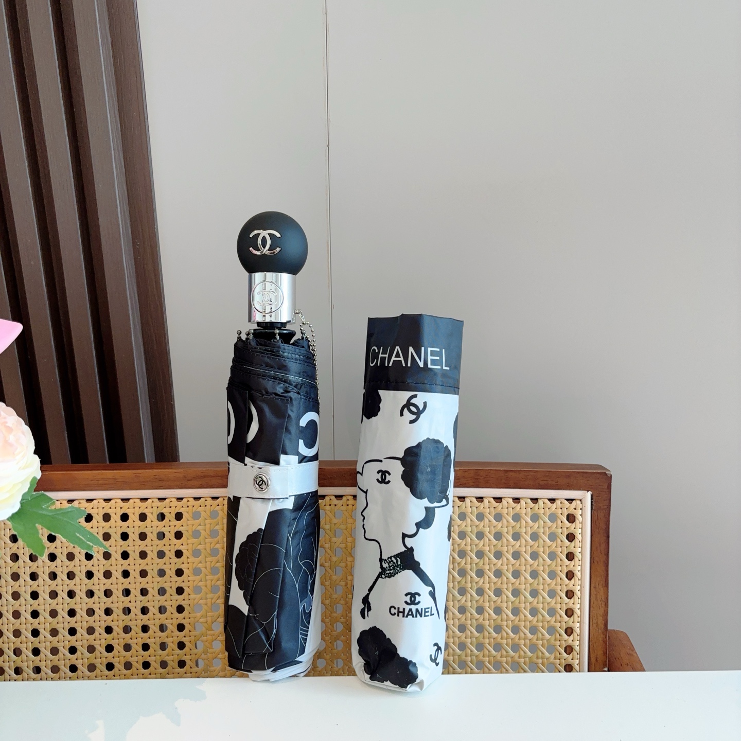  CHANEL（香奈儿）三折自动折叠晴雨伞 集合香奈儿灵魂LOGO为一体的设计风格高雅奢华 带在身上带来