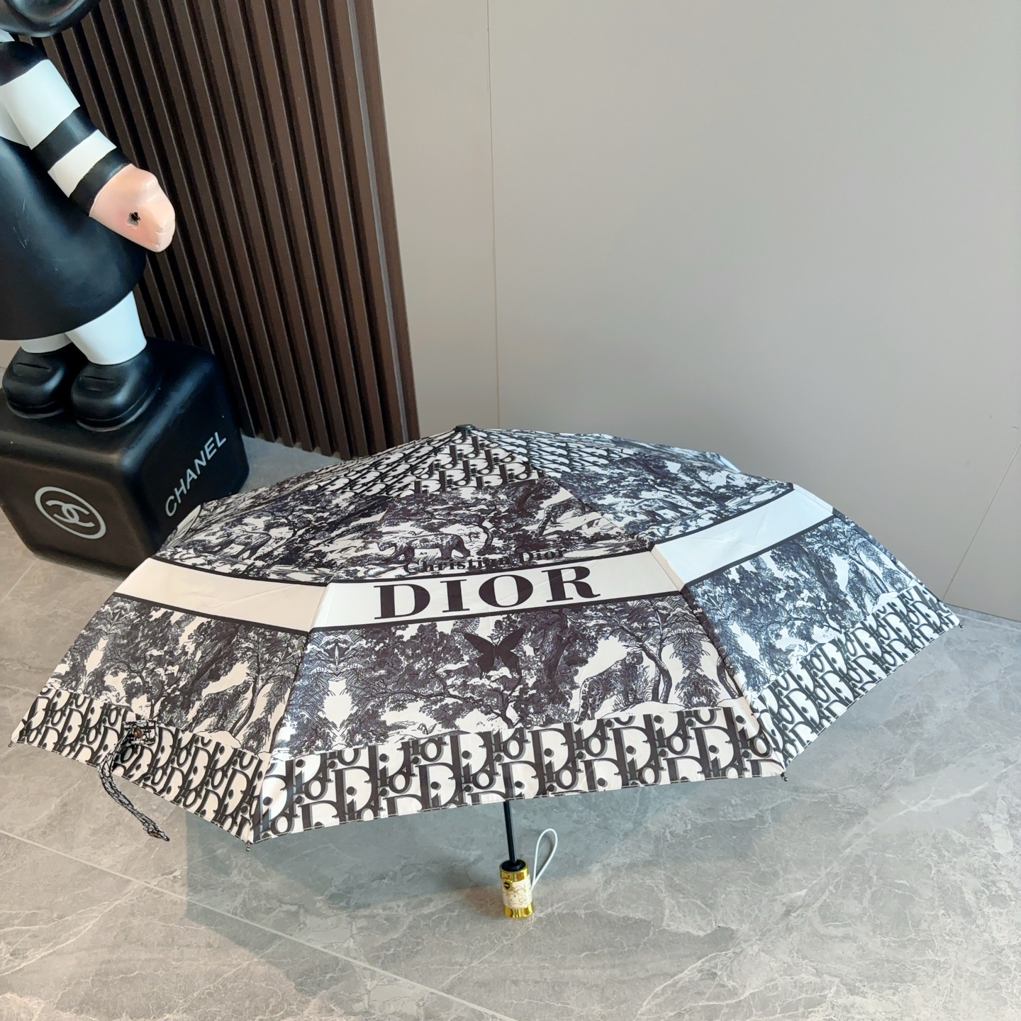  DIOR（迪奥） 动物世界 三折自动折叠晴雨伞  时尚原单代工品质 细节精致 看得见的品质 打破一成不