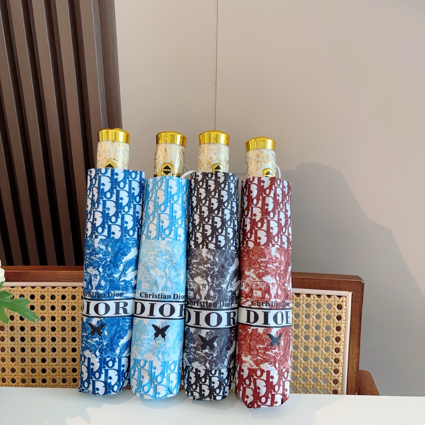  DIOR（迪奥） 动物世界 三折自动折叠晴雨伞  时尚原单代工品质 细节精致 看得见的品质 打破一成不