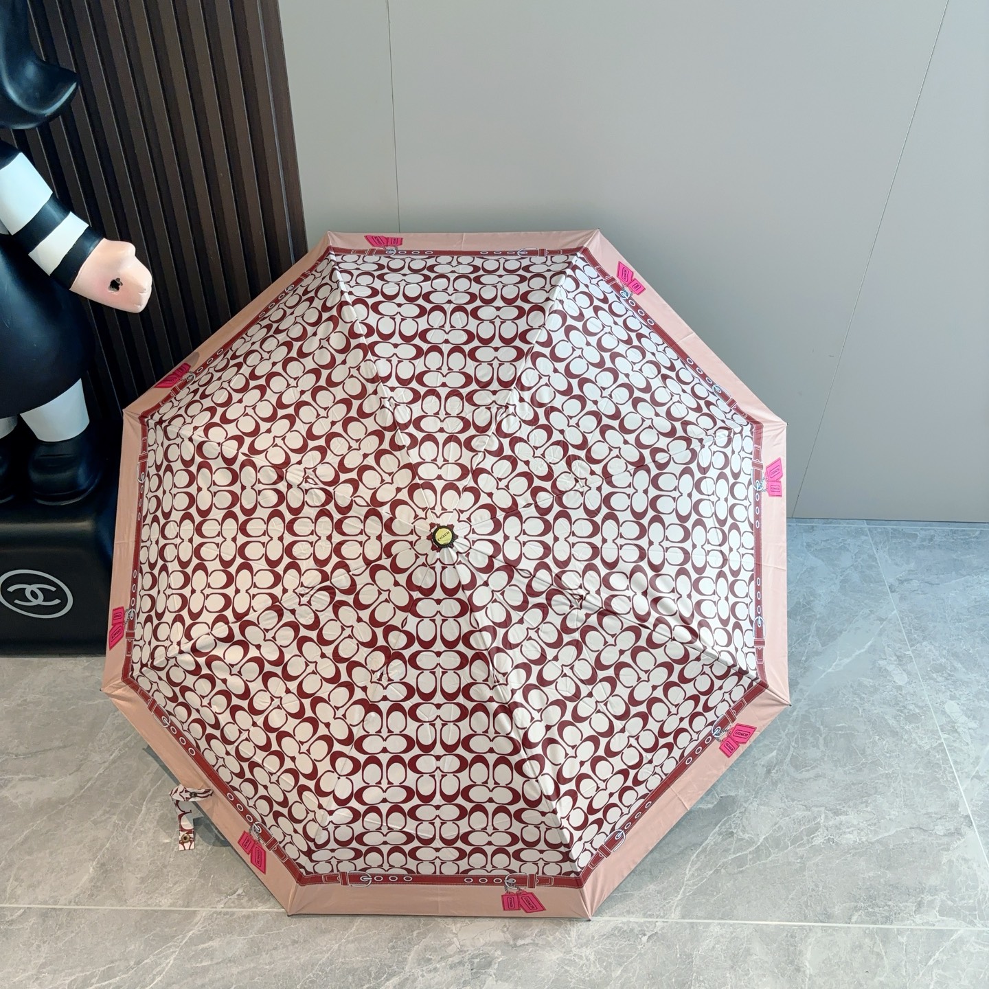 COACH（蔻驰）夏季新款 全自动折叠晴雨伞 
黑色涂层防晒有效阻隔紫外线99%，U价🉐F>50 
所以