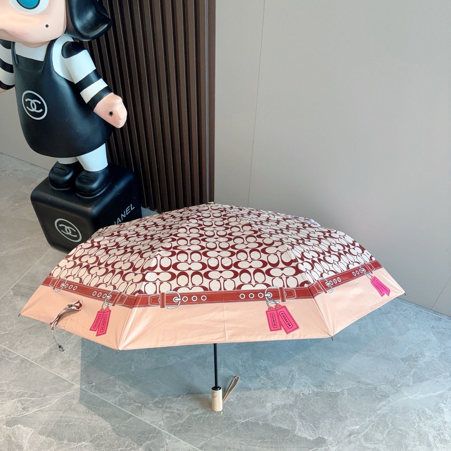 COACH（蔻驰）夏季新款 全自动折叠晴雨伞 
黑色涂层防晒有效阻隔紫外线99%，U价🉐F>50 
所以
