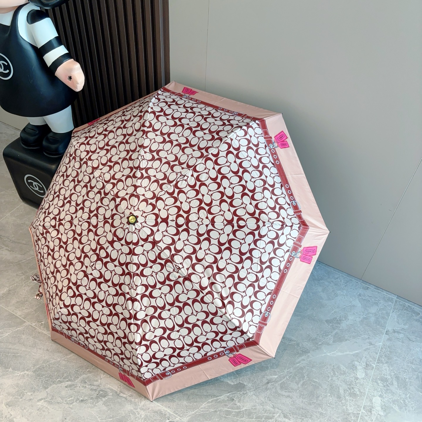 COACH（蔻驰）夏季新款 全自动折叠晴雨伞 
黑色涂层防晒有效阻隔紫外线99%，U价🉐F>50 
所以