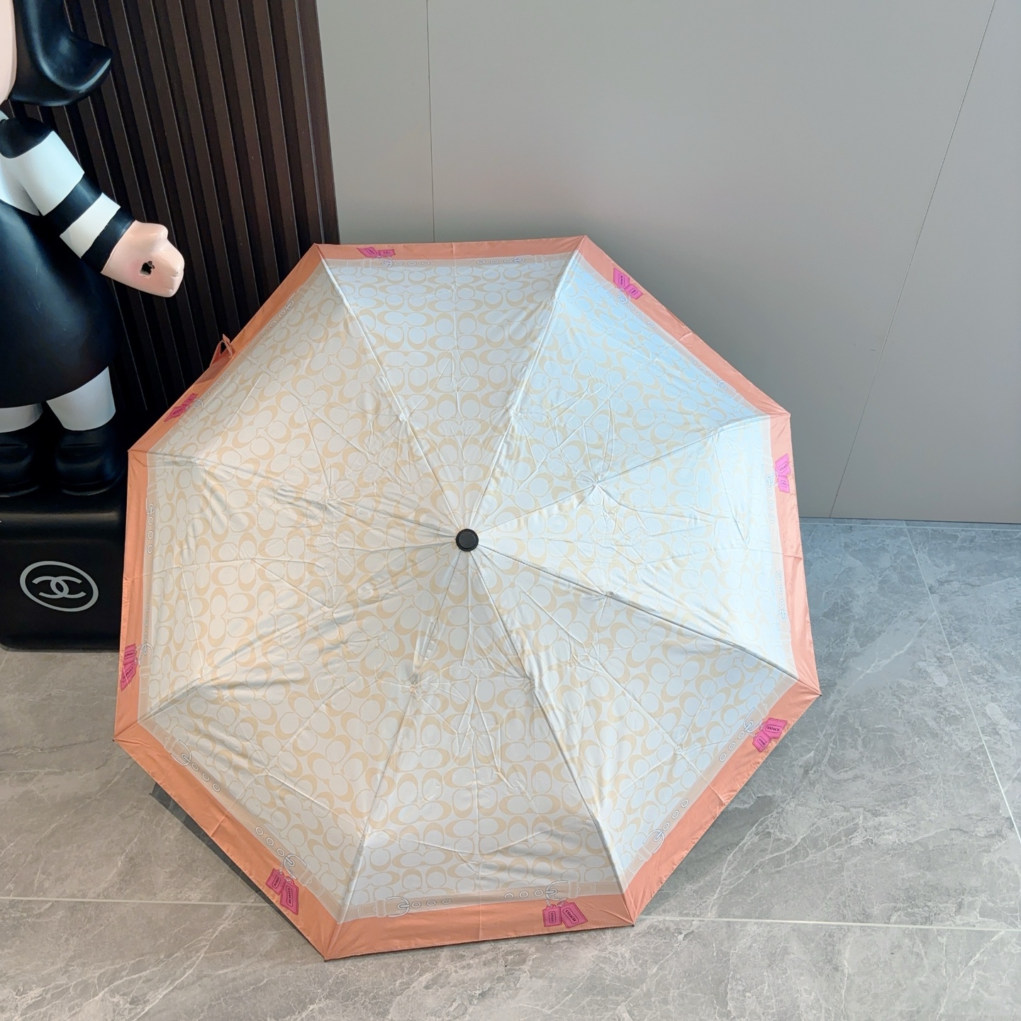 COACH（蔻驰）夏季新款 全自动折叠晴雨伞 
黑色涂层防晒有效阻隔紫外线99%，U价🉐F>50 
所以
