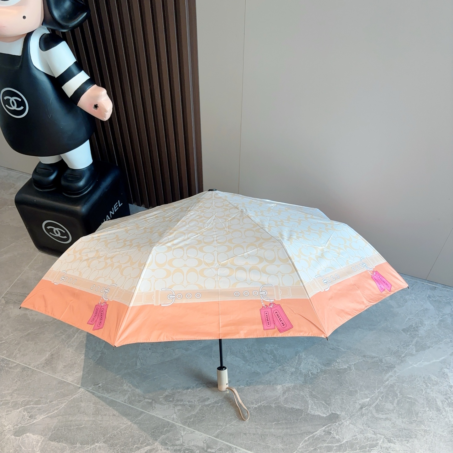 COACH（蔻驰）夏季新款 全自动折叠晴雨伞 
黑色涂层防晒有效阻隔紫外线99%，U价🉐F>50 
所以