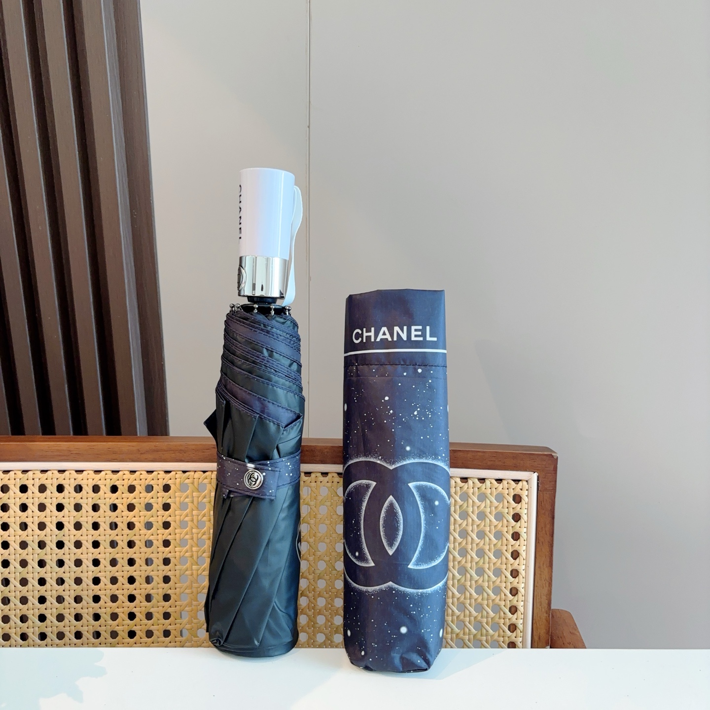  CHANEL（香奈儿）三折自动折叠晴雨伞 集合香奈儿灵魂LOGO为一体的设计风格高雅奢华 带在身上带来