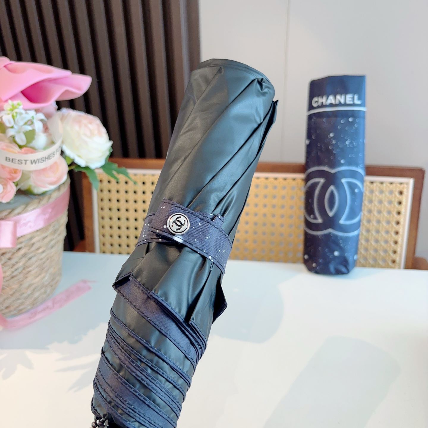  CHANEL（香奈儿）三折自动折叠晴雨伞 集合香奈儿灵魂LOGO为一体的设计风格高雅奢华 带在身上带来
