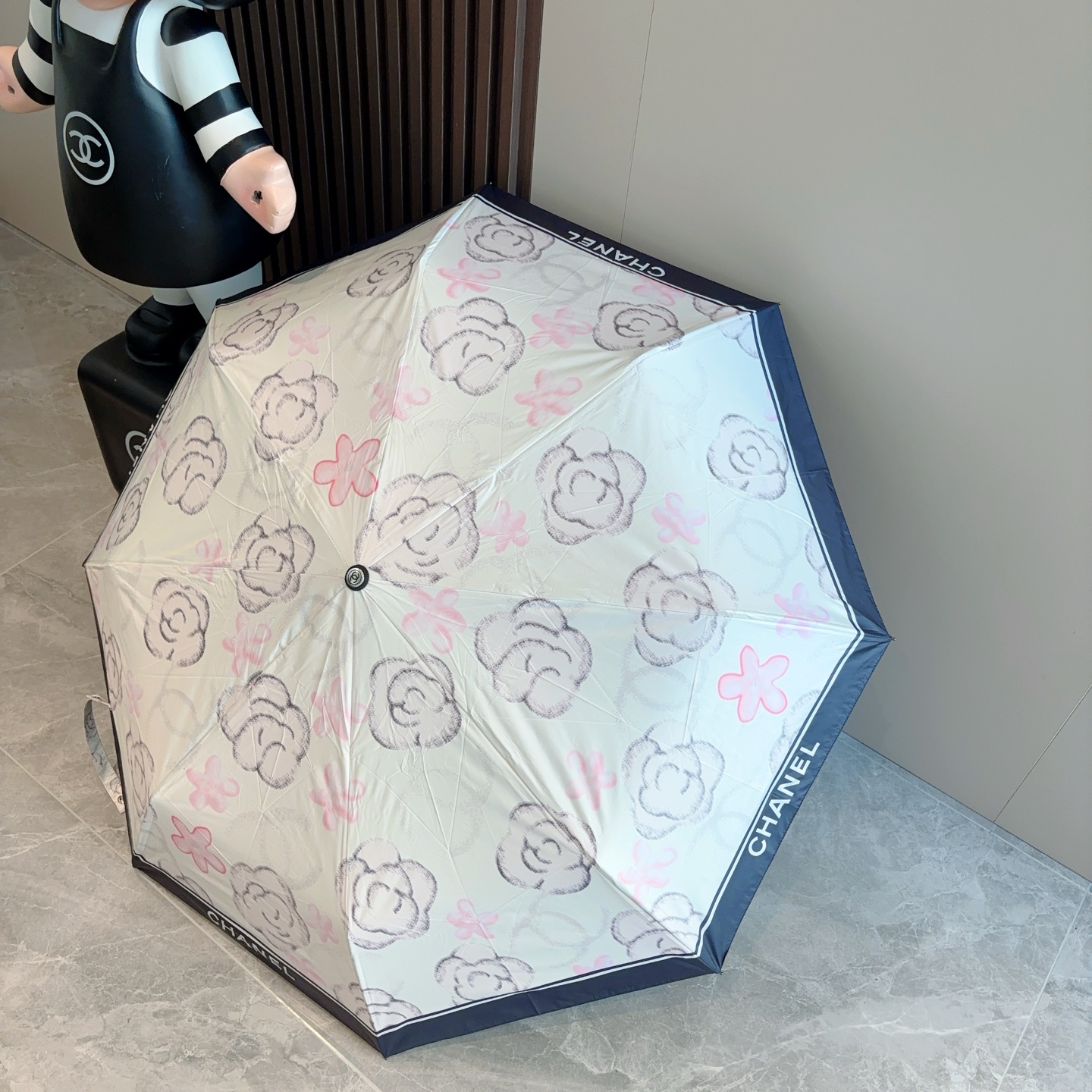  CHANEL（香奈儿）三折自动折叠晴雨伞 集合香奈儿灵魂LOGO为一体的设计风格高雅奢华 带在身上带来