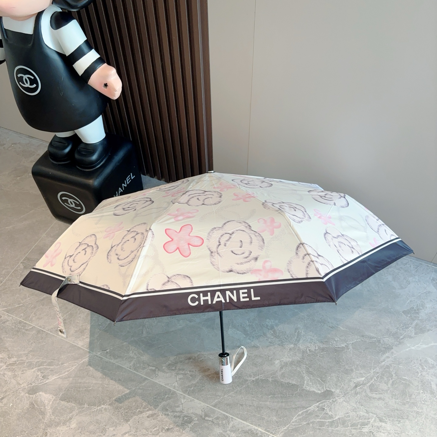  CHANEL（香奈儿）三折自动折叠晴雨伞 集合香奈儿灵魂LOGO为一体的设计风格高雅奢华 带在身上带来