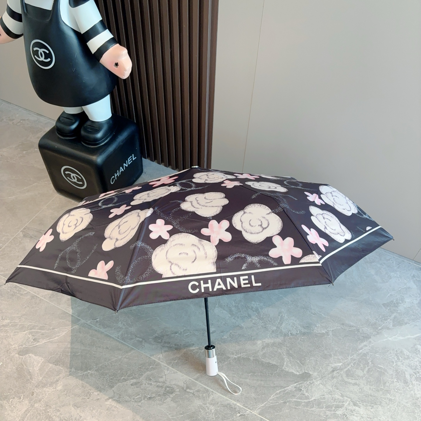  CHANEL（香奈儿）三折自动折叠晴雨伞 集合香奈儿灵魂LOGO为一体的设计风格高雅奢华 带在身上带来
