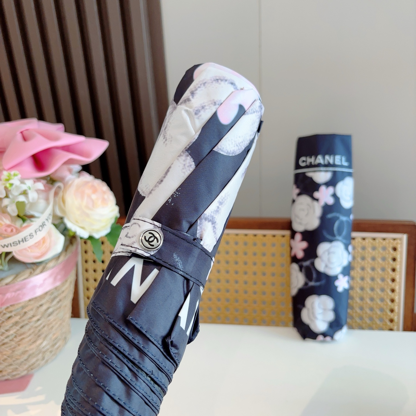  CHANEL（香奈儿）三折自动折叠晴雨伞 集合香奈儿灵魂LOGO为一体的设计风格高雅奢华 带在身上带来