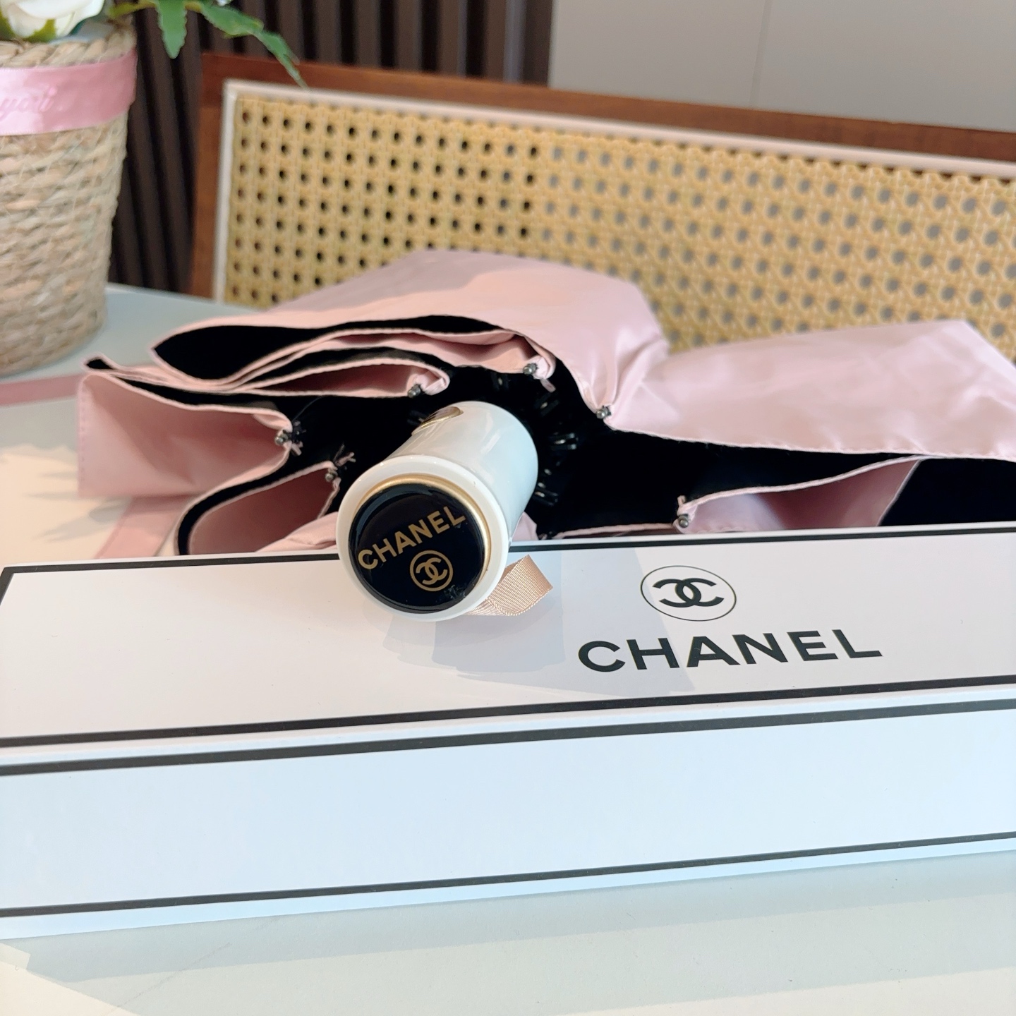  CHANEL（香奈儿）蝴蝶结🎀 三折自动折叠晴雨伞 集合香奈儿灵魂LOGO为一体的设计风格高雅奢华 带