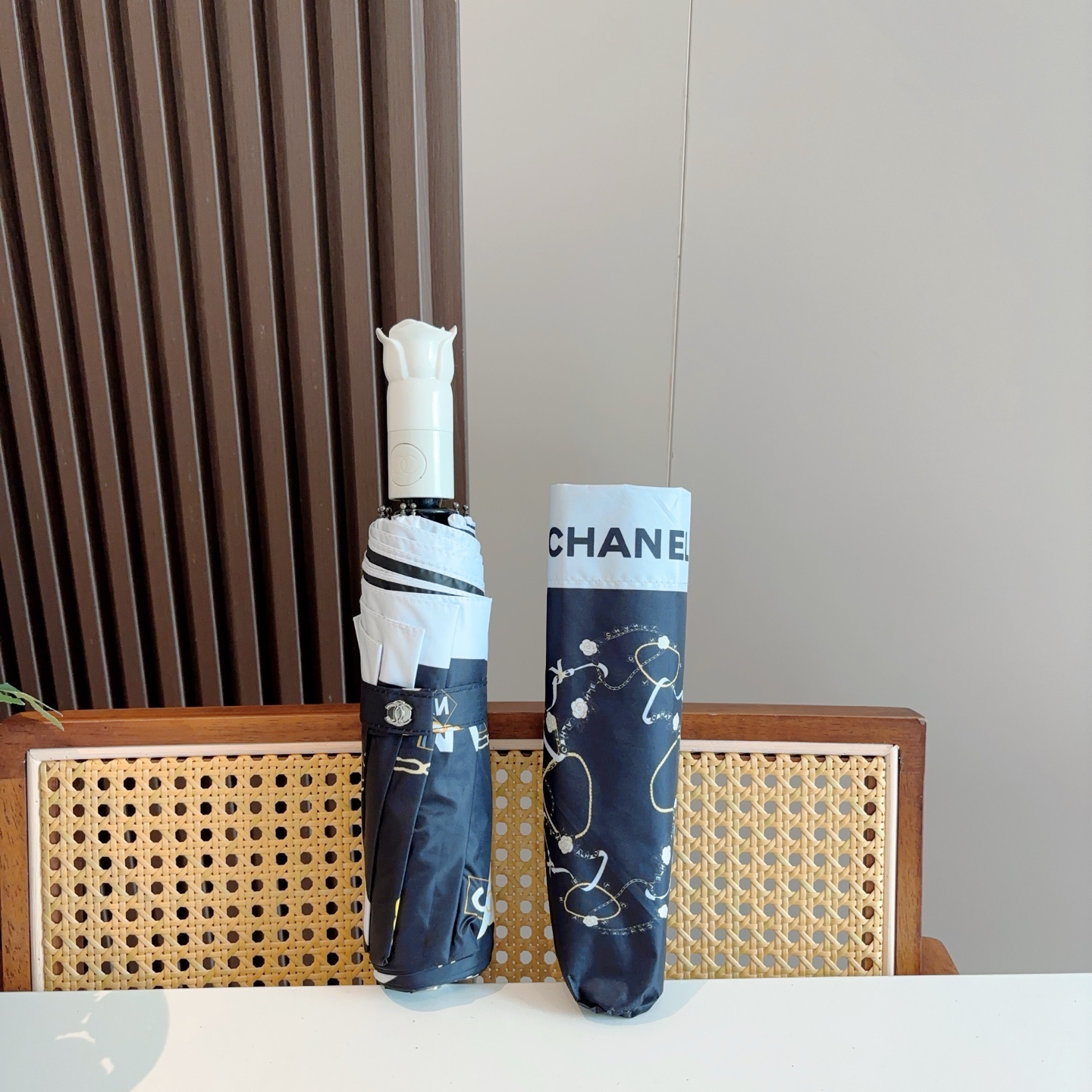  CHANEL（香奈儿）玫瑰柄 三折自动折叠晴雨伞 集合香奈儿灵魂LOGO为一体的设计风格高雅奢华 带在