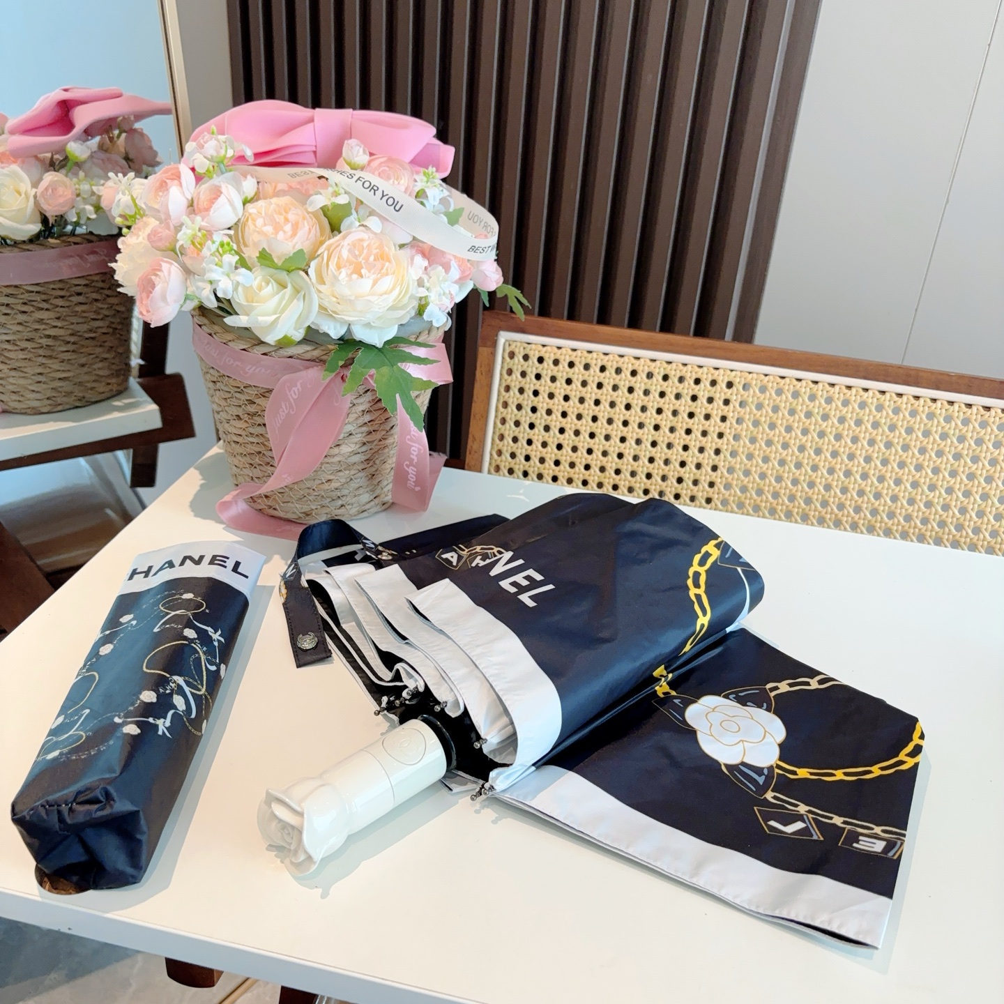  CHANEL（香奈儿）玫瑰柄 三折自动折叠晴雨伞 集合香奈儿灵魂LOGO为一体的设计风格高雅奢华 带在