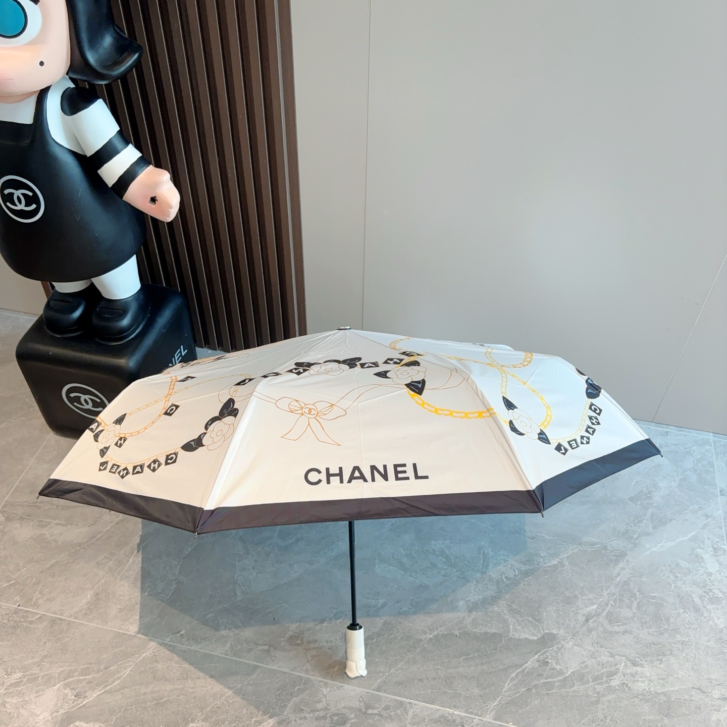  CHANEL（香奈儿）玫瑰柄 三折自动折叠晴雨伞 集合香奈儿灵魂LOGO为一体的设计风格高雅奢华 带在