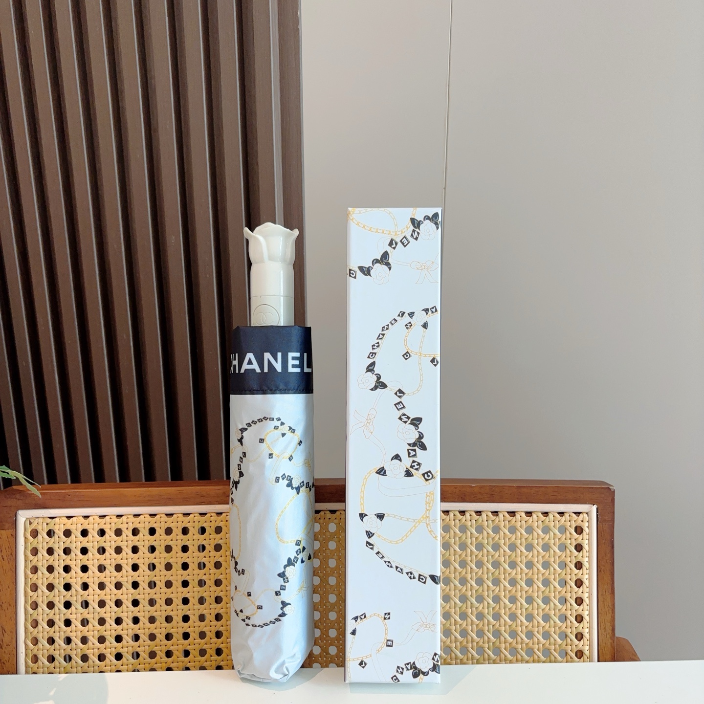  CHANEL（香奈儿）玫瑰柄 三折自动折叠晴雨伞 集合香奈儿灵魂LOGO为一体的设计风格高雅奢华 带在