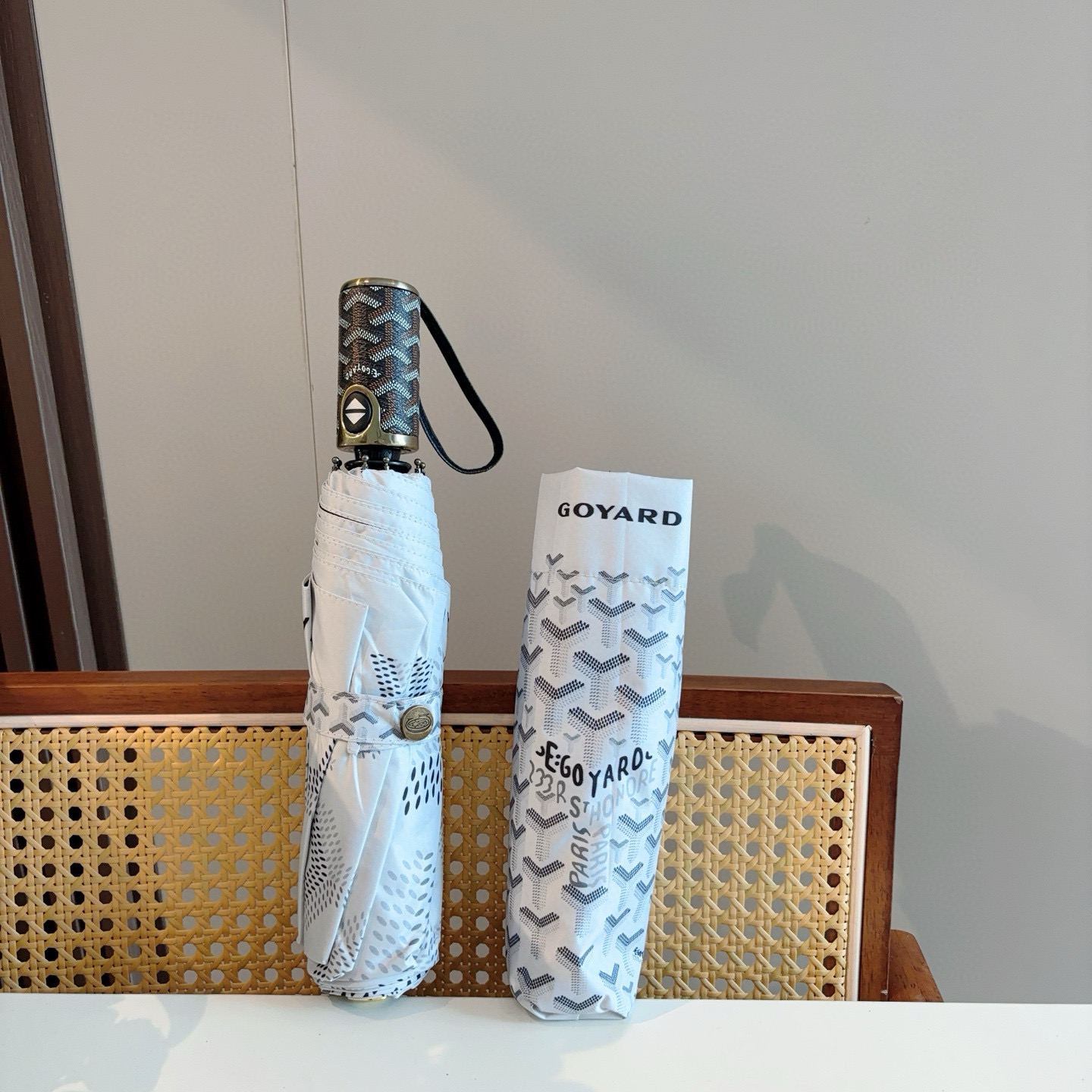  Goyard戈雅  三折自动折叠伞 热卖款 时尚指数爆表 不论晴天雨天使用都相得益彰 拥有它感受风从身