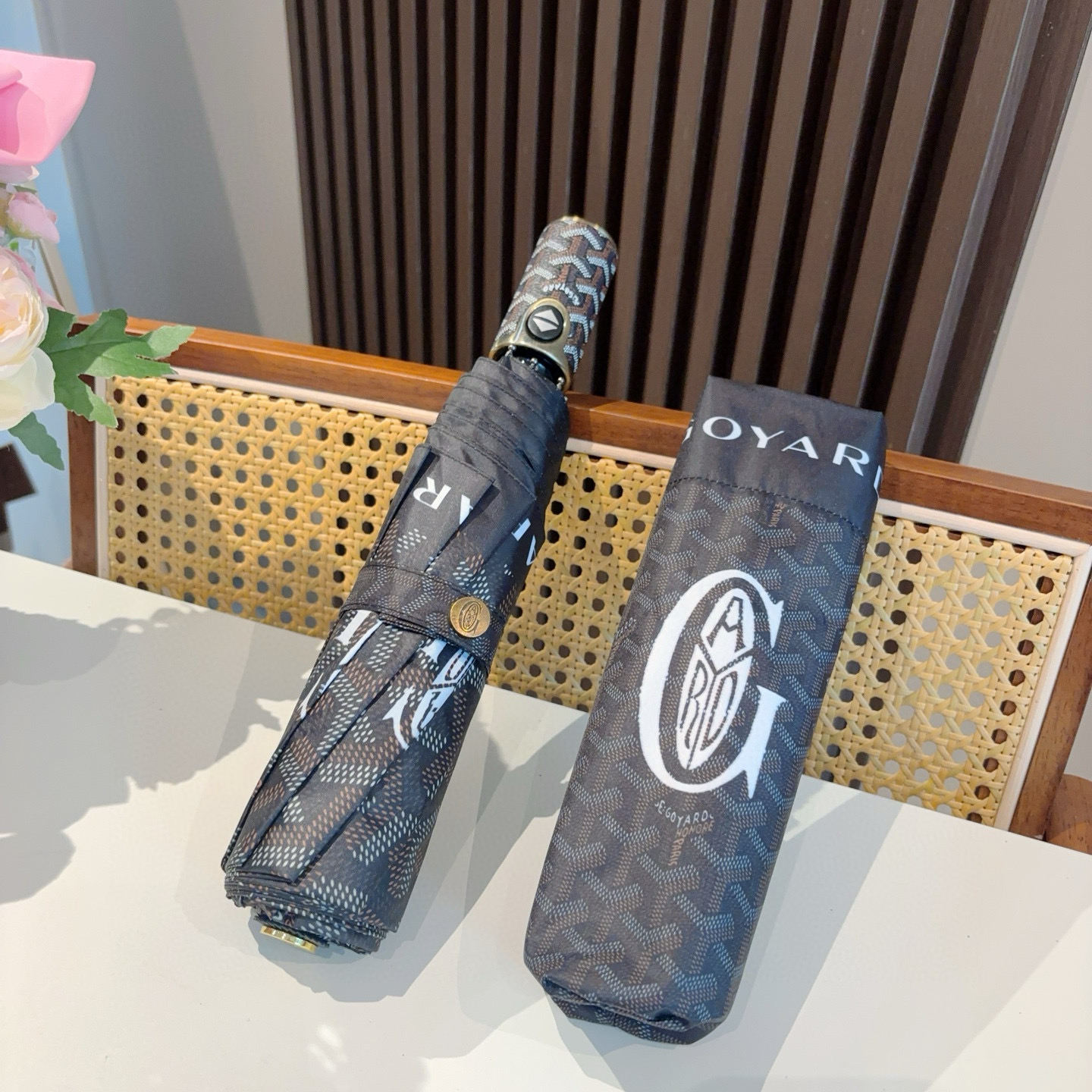  Goyard戈雅  三折自动折叠伞 热卖款 时尚指数爆表 不论晴天雨天使用都相得益彰 拥有它感受风从身