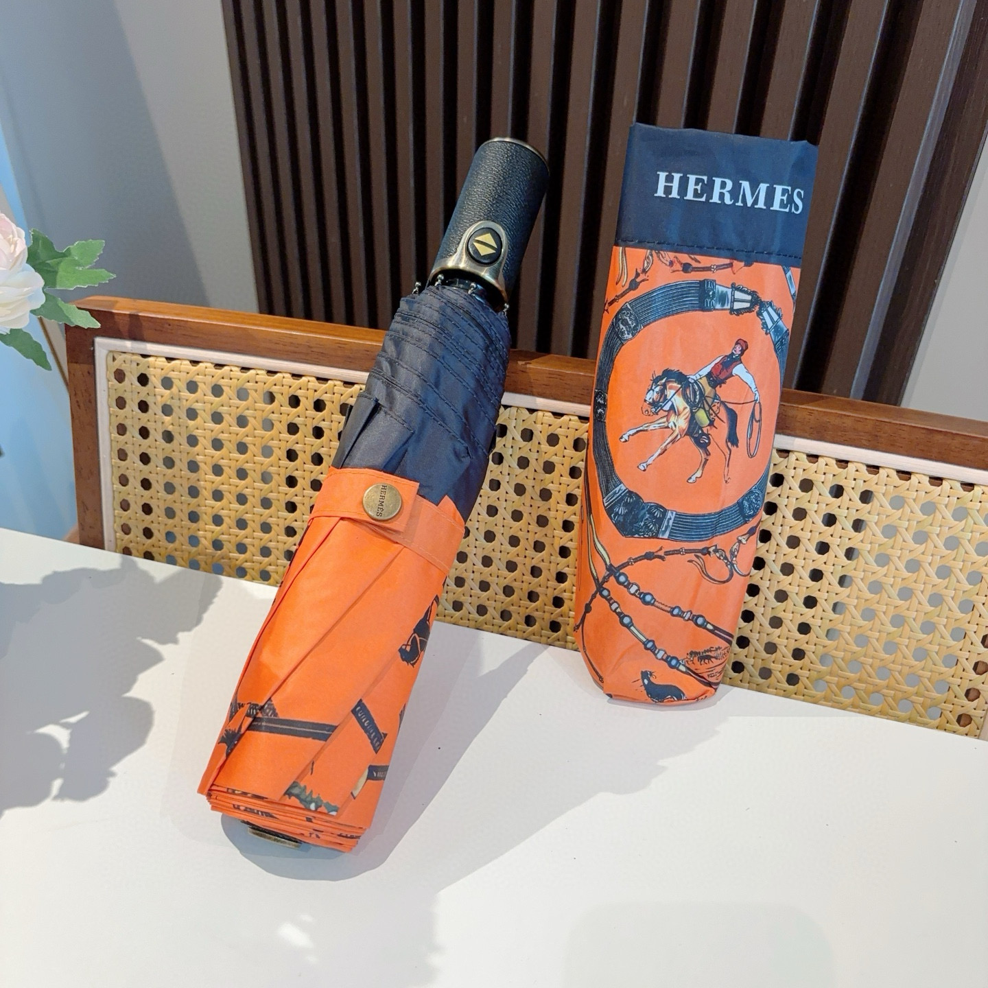 爱马仕（Hermès）   新款 极品H家三折自动伞重磅呈现 以其精湛的工艺技术和源源不断的想像力 新涂