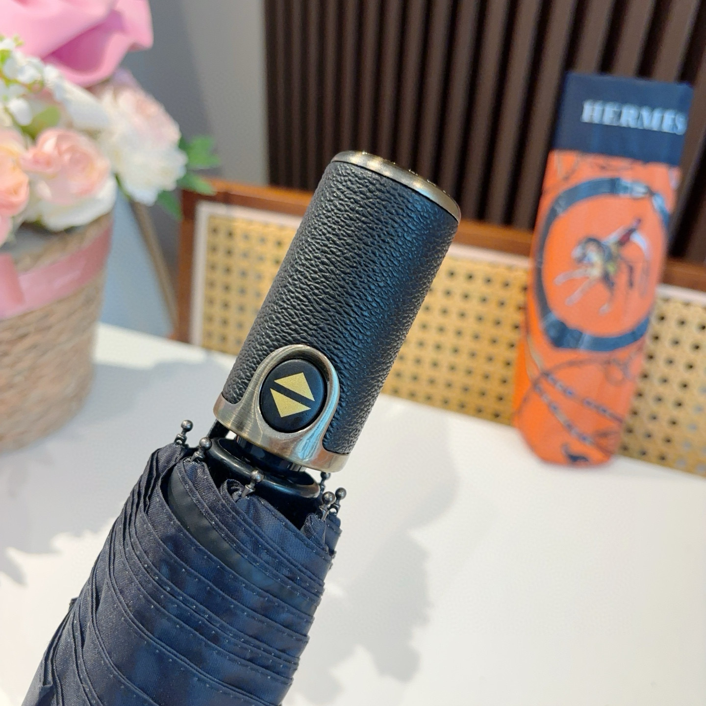 爱马仕（Hermès）   新款 极品H家三折自动伞重磅呈现 以其精湛的工艺技术和源源不断的想像力 新涂