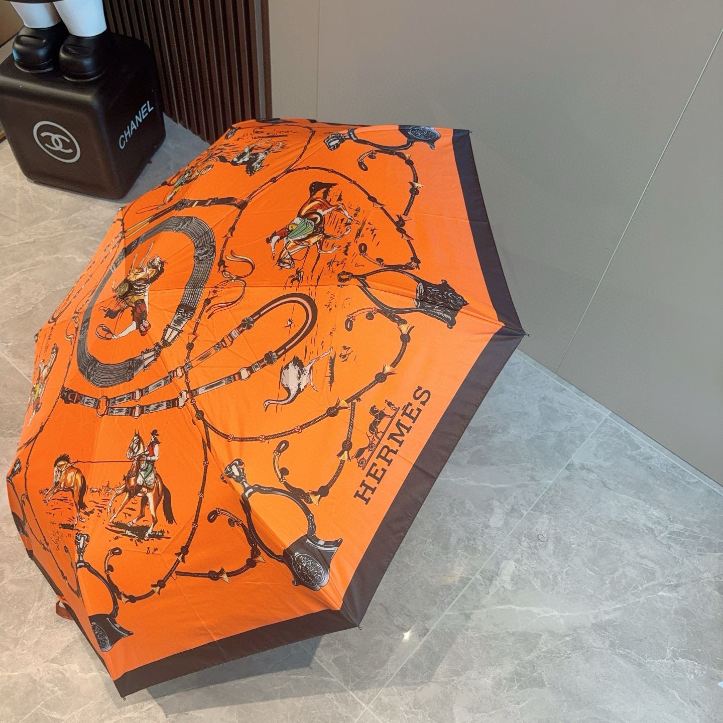 爱马仕（Hermès）   新款 极品H家三折自动伞重磅呈现 以其精湛的工艺技术和源源不断的想像力 新涂