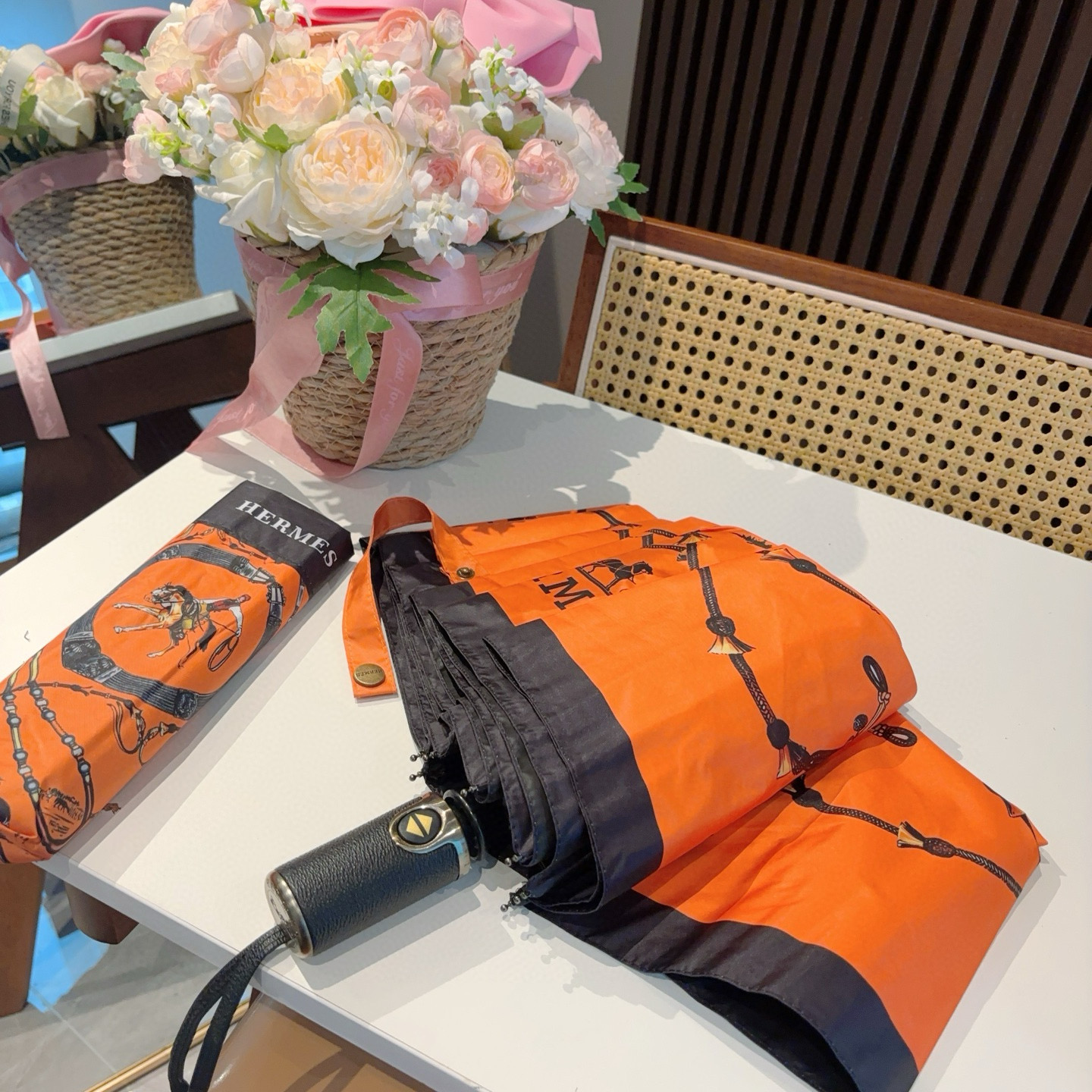 爱马仕（Hermès）   新款 极品H家三折自动伞重磅呈现 以其精湛的工艺技术和源源不断的想像力 新涂