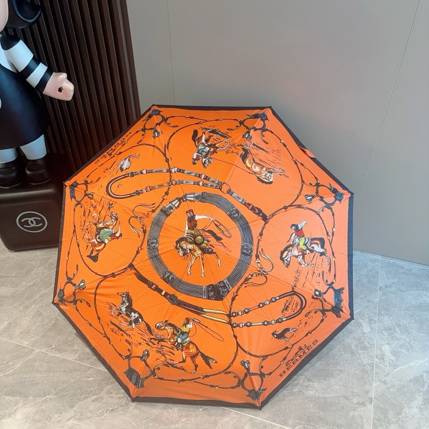 爱马仕（Hermès）   新款 极品H家三折自动伞重磅呈现 以其精湛的工艺技术和源源不断的想像力 新涂