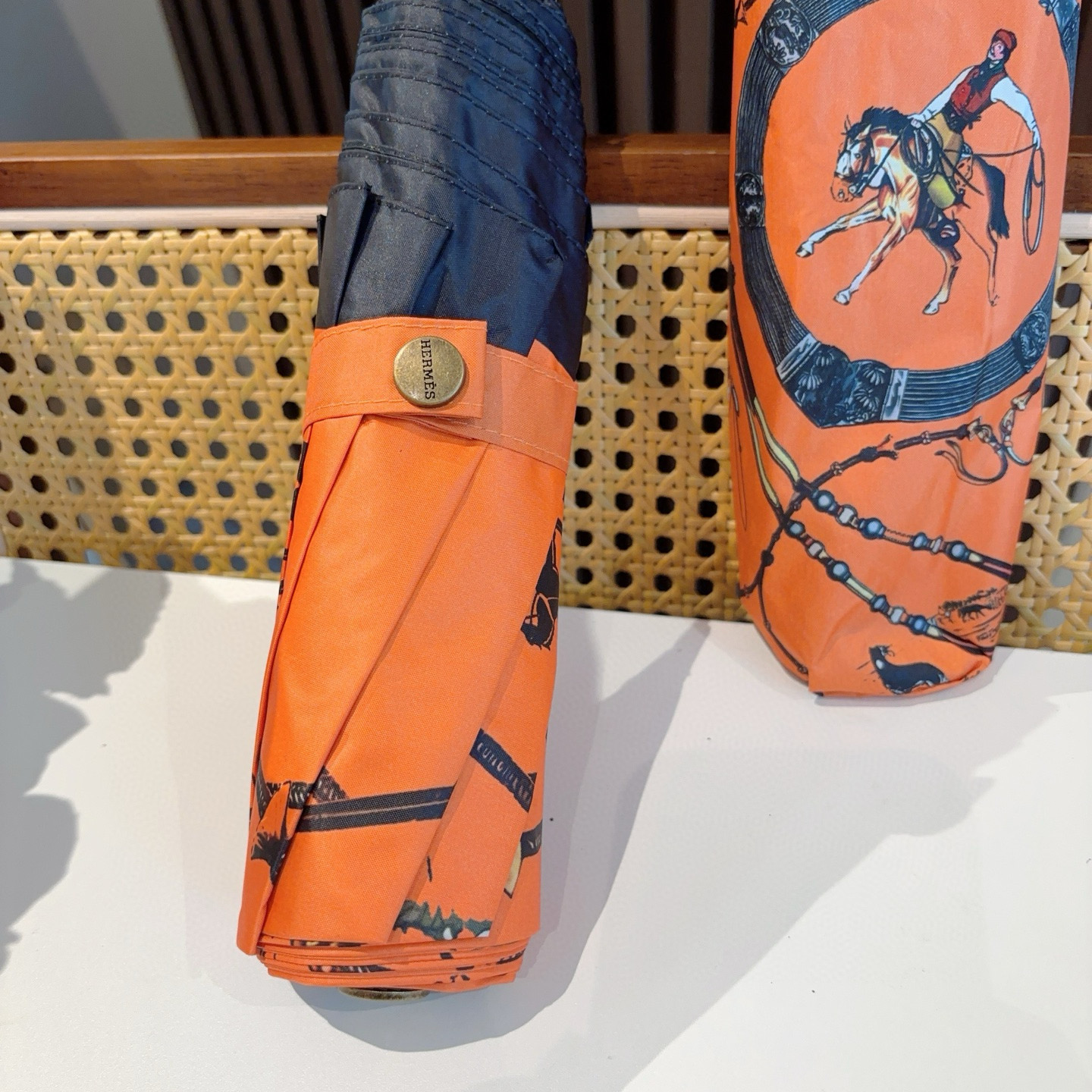 爱马仕（Hermès）   新款 极品H家三折自动伞重磅呈现 以其精湛的工艺技术和源源不断的想像力 新涂