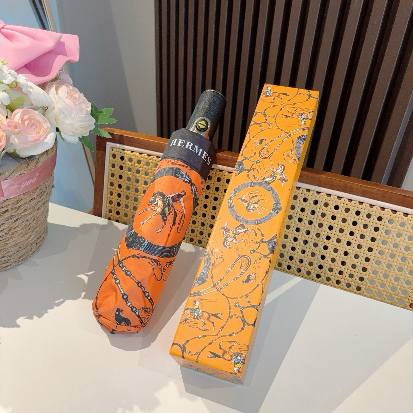 爱马仕（Hermès）   新款 极品H家三折自动伞重磅呈现 以其精湛的工艺技术和源源不断的想像力 新涂