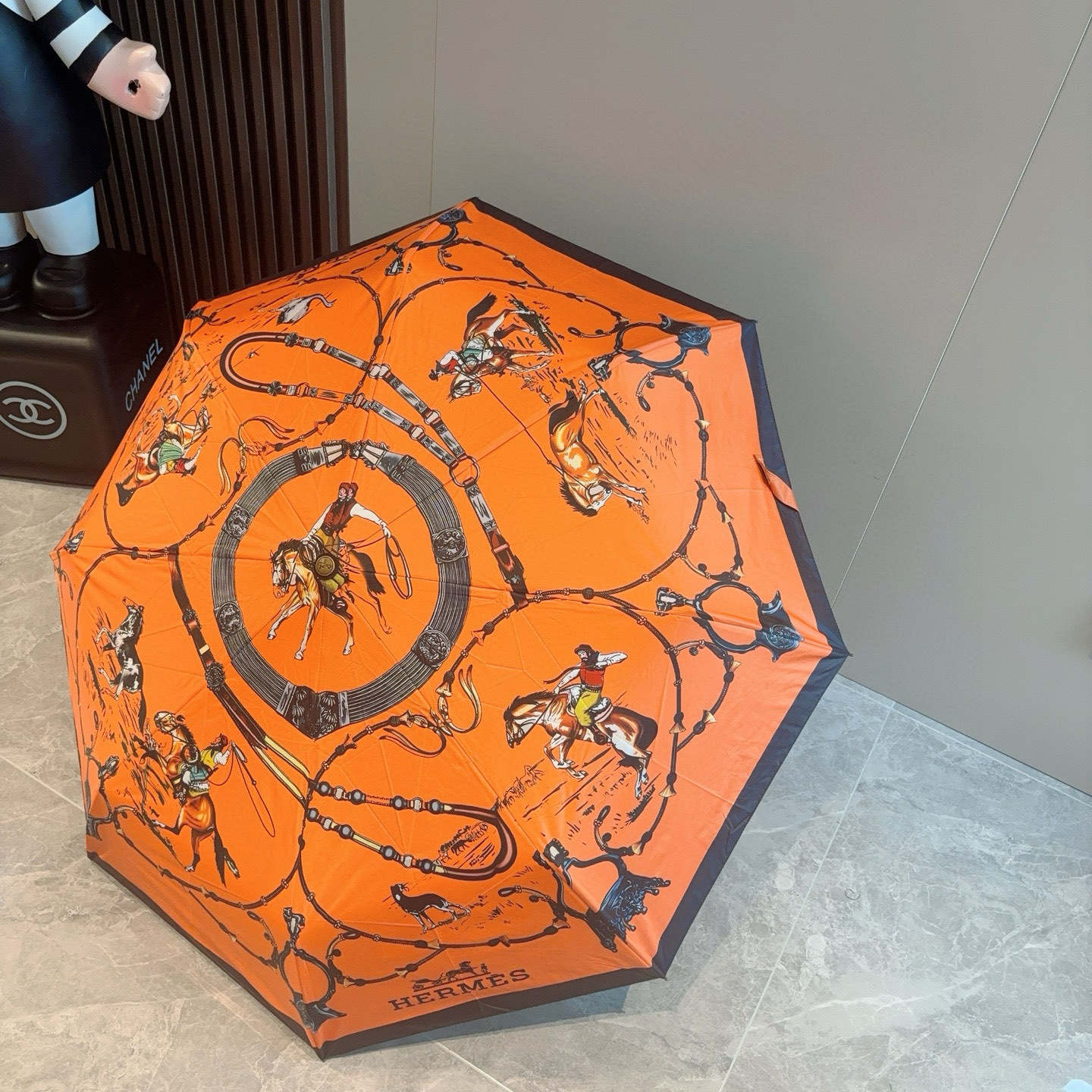 爱马仕（Hermès）   新款 极品H家三折自动伞重磅呈现 以其精湛的工艺技术和源源不断的想像力 新涂