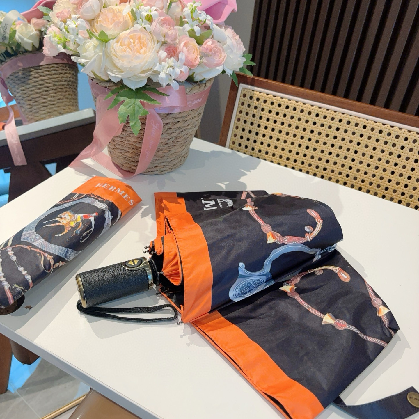 爱马仕（Hermès）   新款 极品H家三折自动伞重磅呈现 以其精湛的工艺技术和源源不断的想像力 新涂