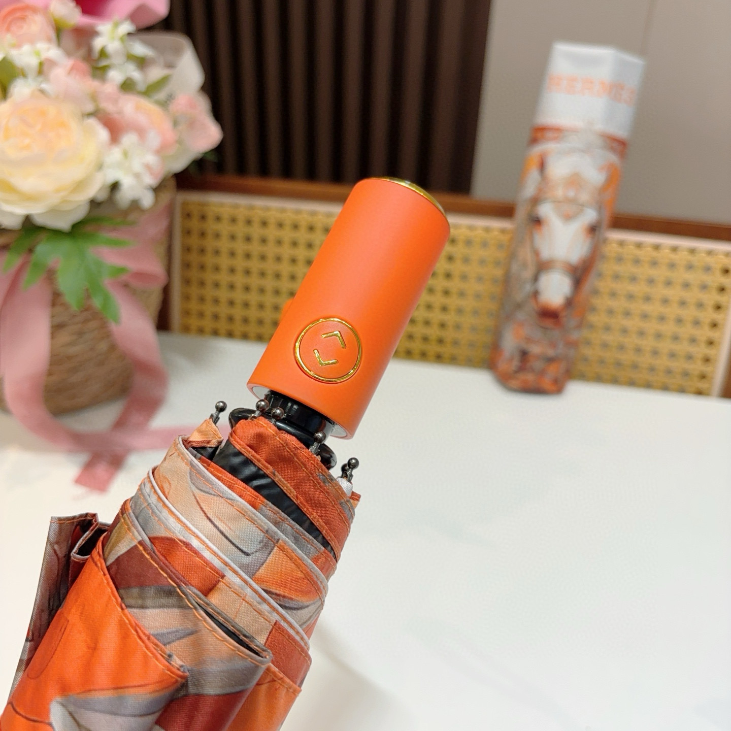 爱马仕（Hermès）   新款 极品H家三折自动伞重磅呈现 以其精湛的工艺技术和源源不断的想像力 新涂
