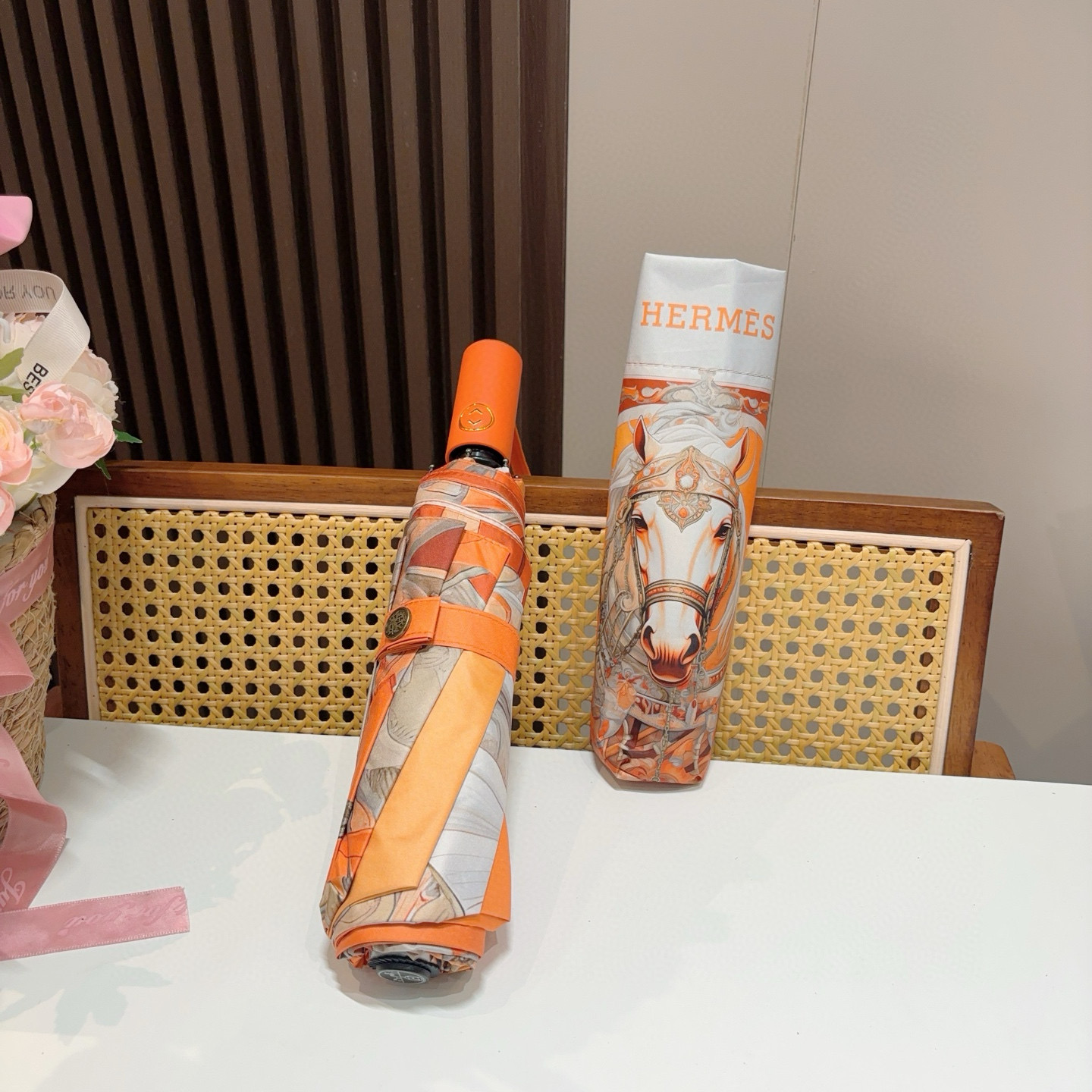 爱马仕（Hermès）   新款 极品H家三折自动伞重磅呈现 以其精湛的工艺技术和源源不断的想像力 新涂