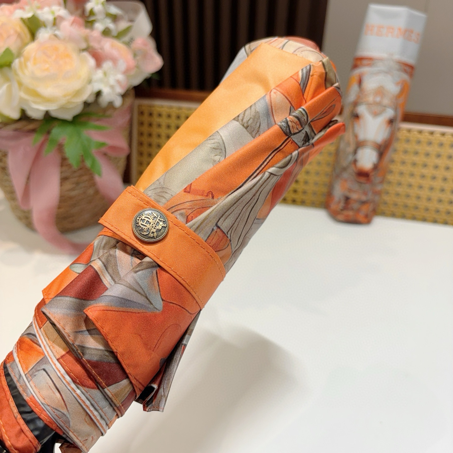 爱马仕（Hermès）   新款 极品H家三折自动伞重磅呈现 以其精湛的工艺技术和源源不断的想像力 新涂