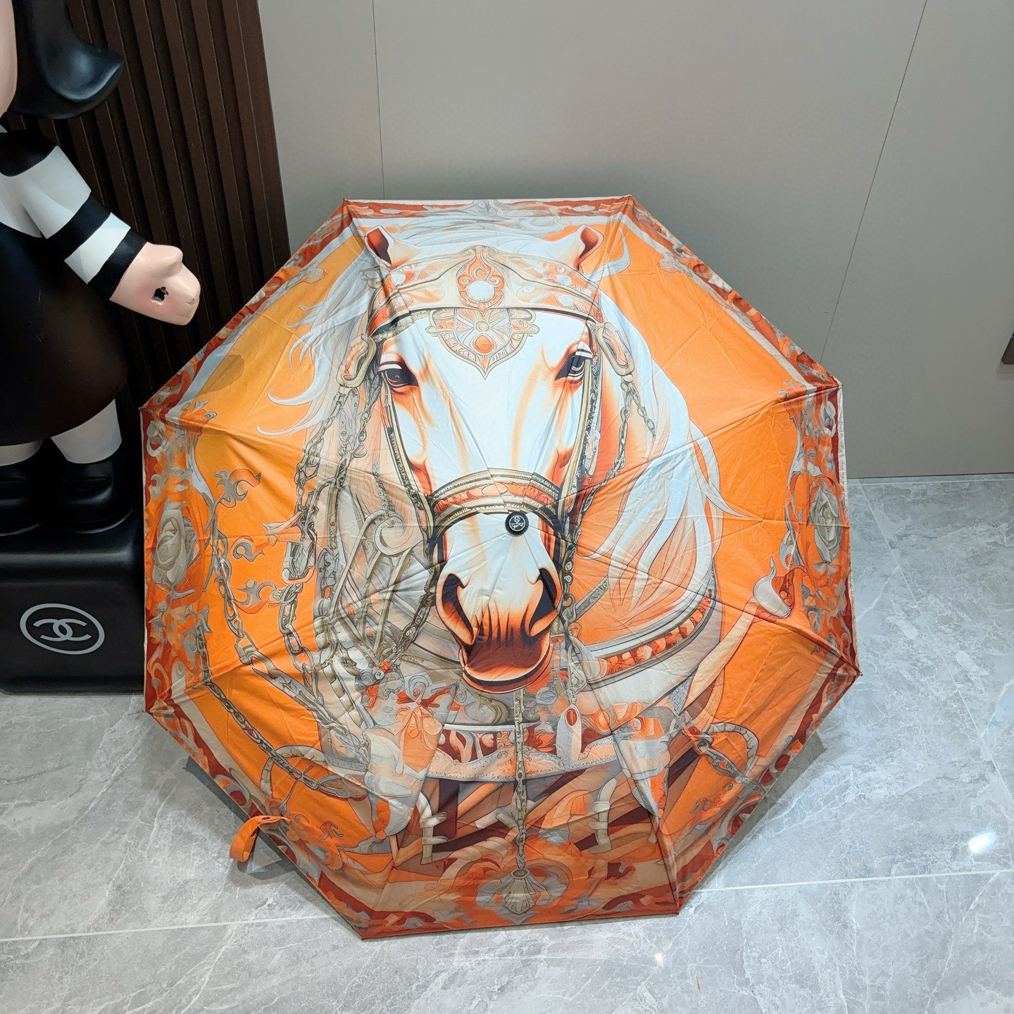 爱马仕（Hermès）   新款 极品H家三折自动伞重磅呈现 以其精湛的工艺技术和源源不断的想像力 新涂