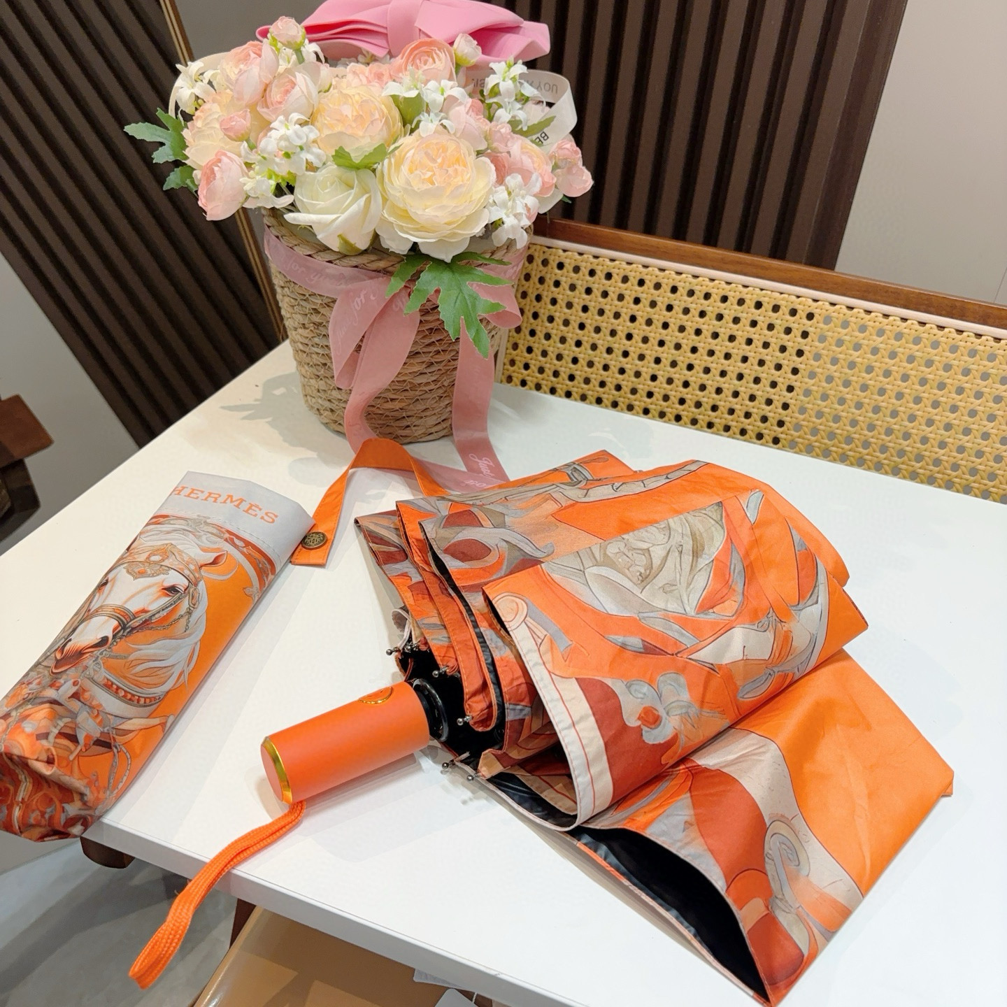 爱马仕（Hermès）   新款 极品H家三折自动伞重磅呈现 以其精湛的工艺技术和源源不断的想像力 新涂