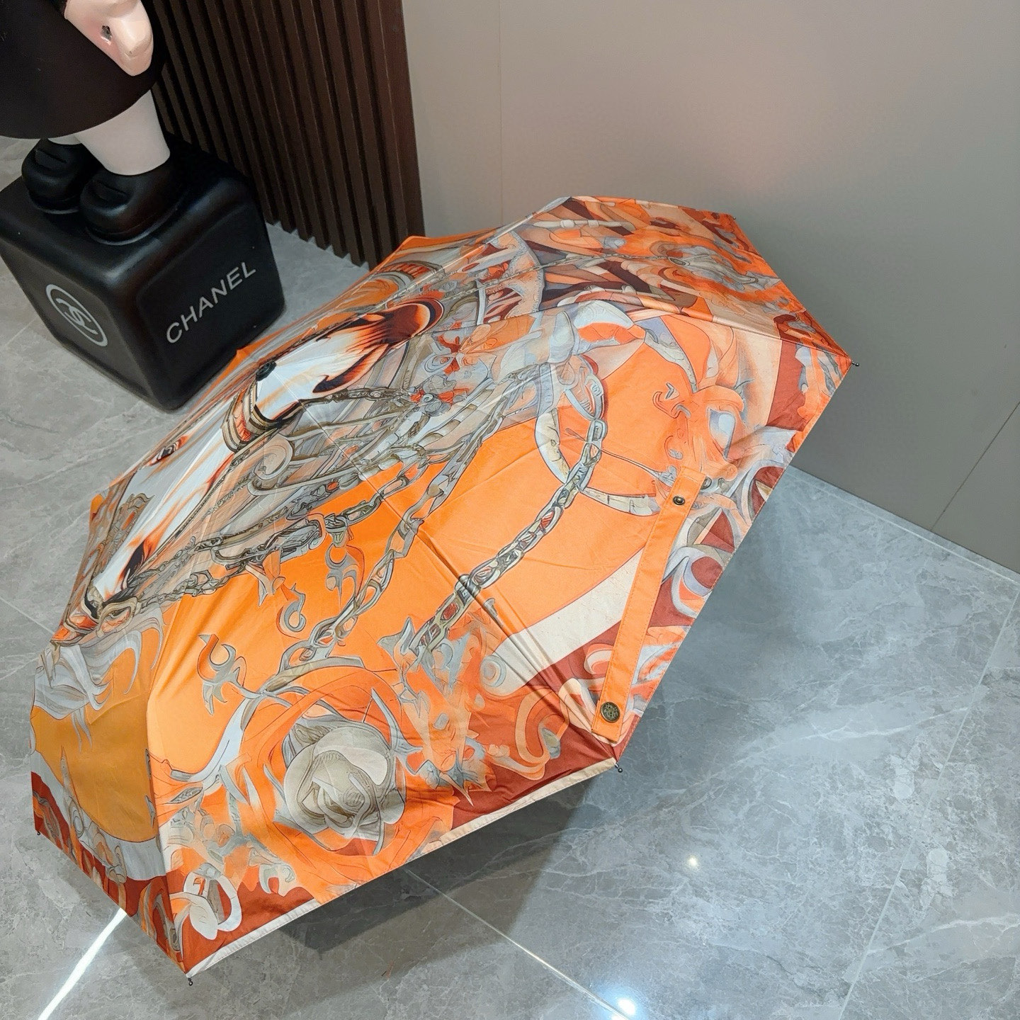 爱马仕（Hermès）   新款 极品H家三折自动伞重磅呈现 以其精湛的工艺技术和源源不断的想像力 新涂