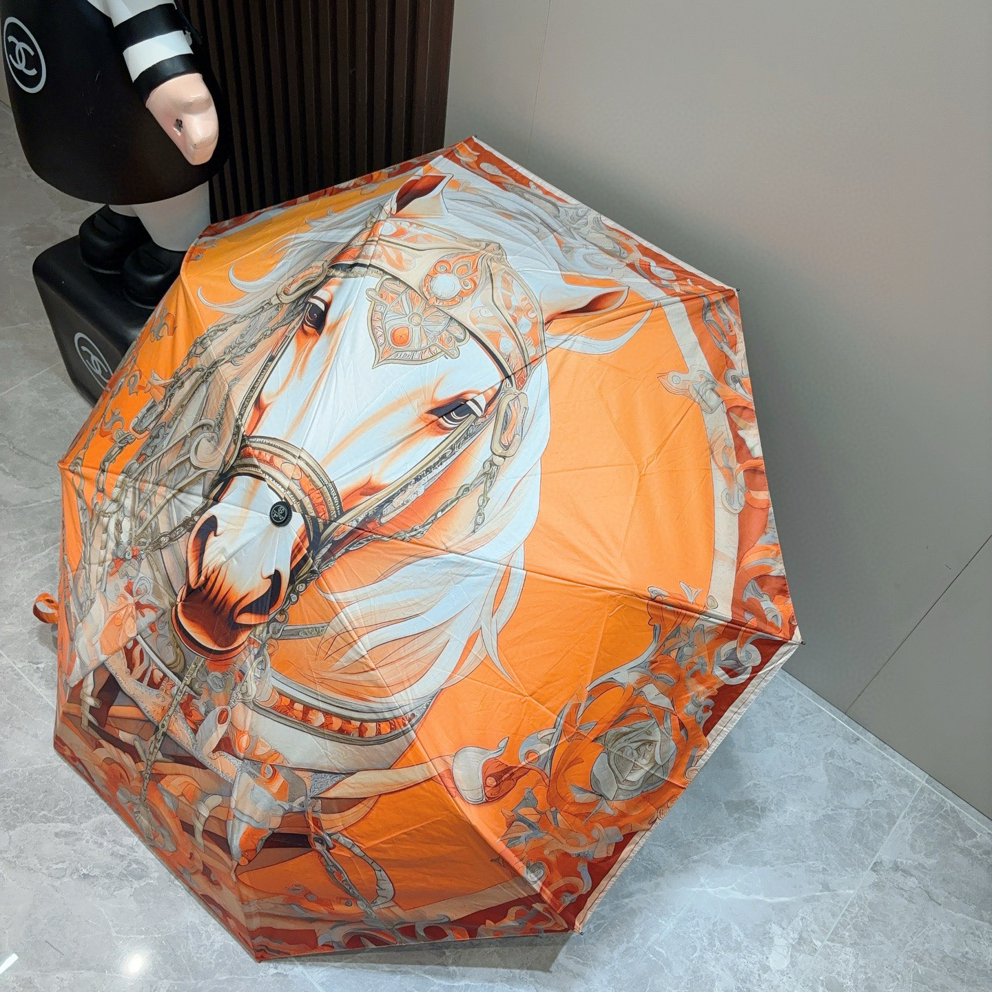 爱马仕（Hermès）   新款 极品H家三折自动伞重磅呈现 以其精湛的工艺技术和源源不断的想像力 新涂