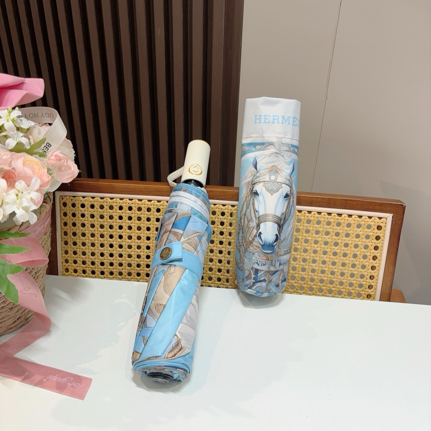 爱马仕（Hermès）   新款 极品H家三折自动伞重磅呈现 以其精湛的工艺技术和源源不断的想像力 新涂