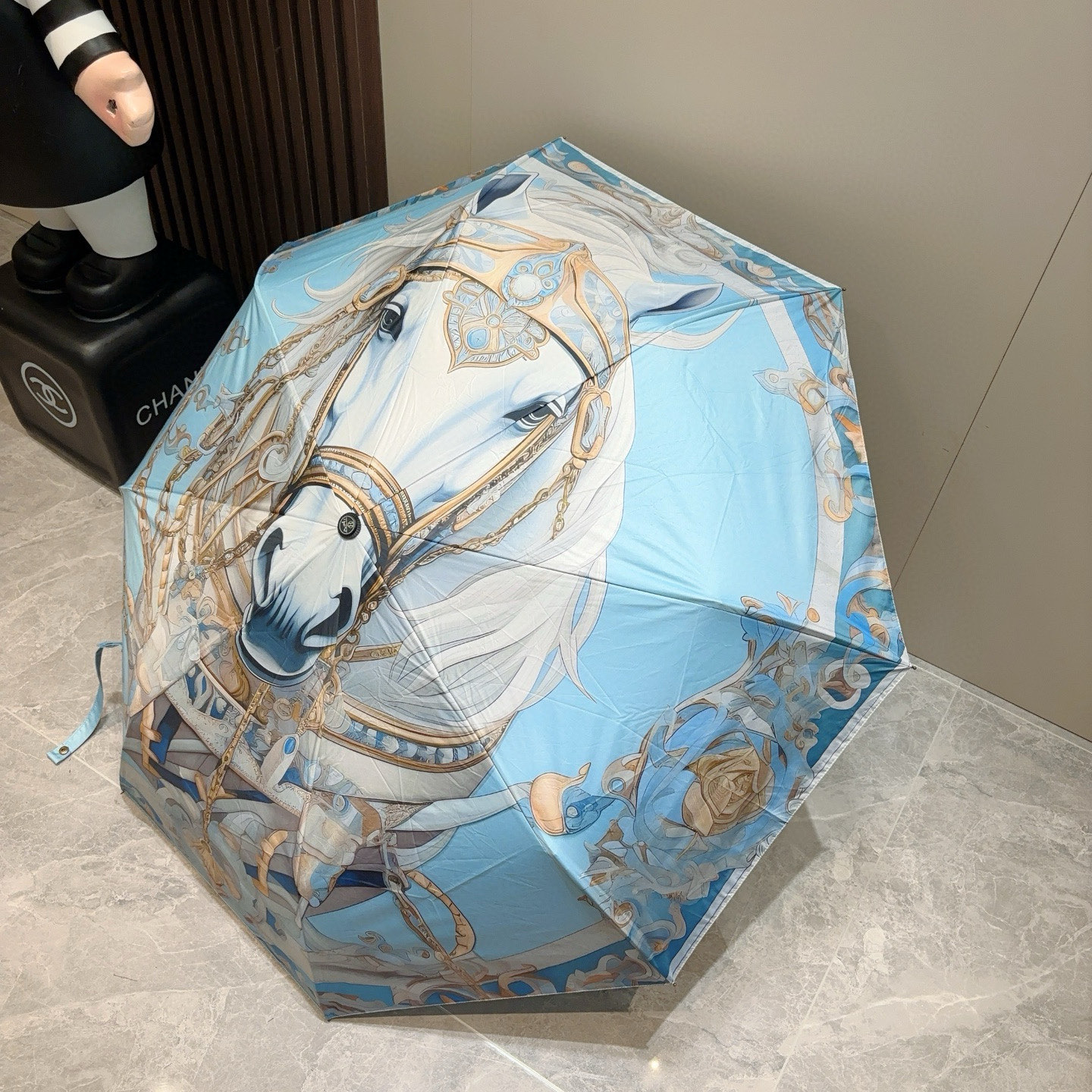 爱马仕（Hermès）   新款 极品H家三折自动伞重磅呈现 以其精湛的工艺技术和源源不断的想像力 新涂