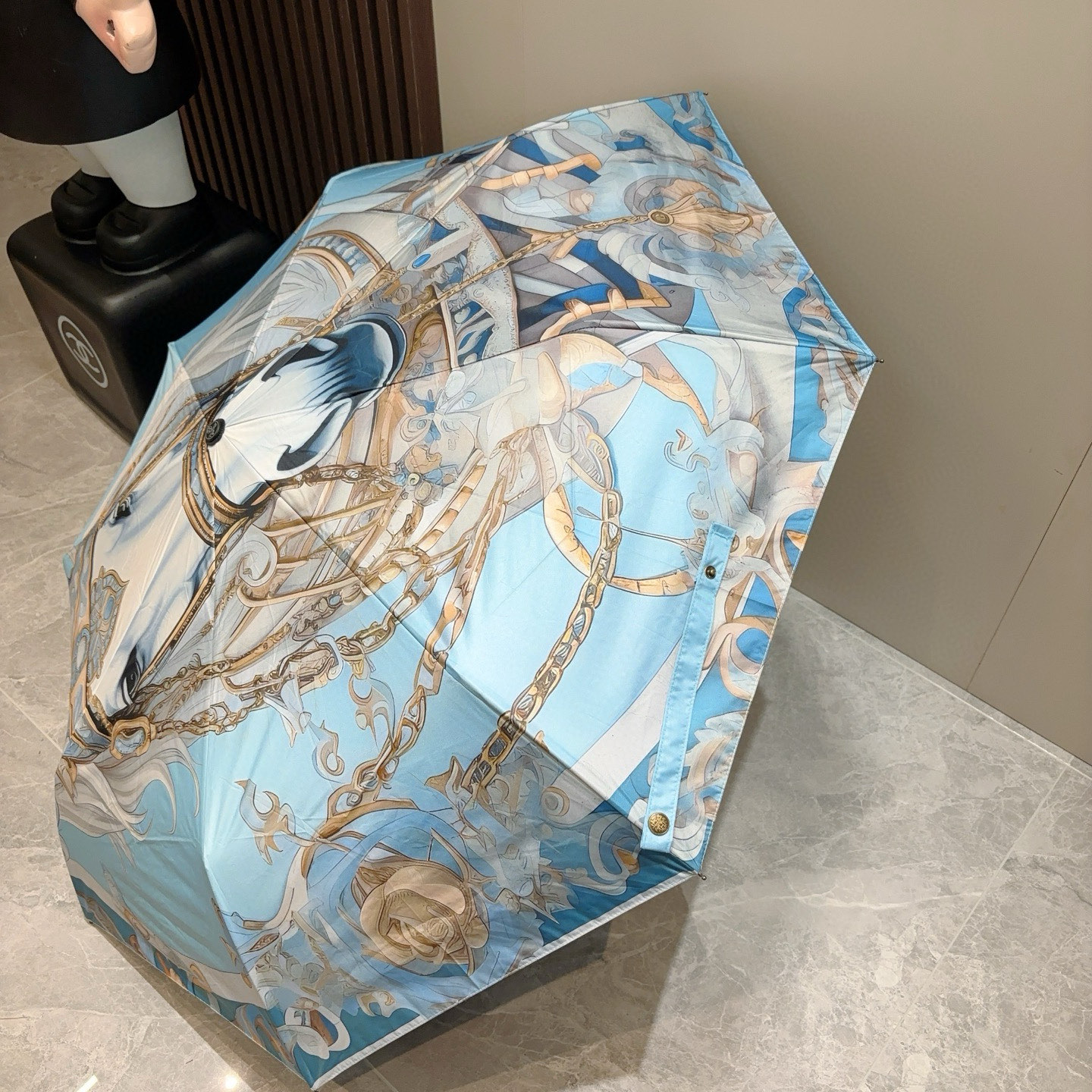 爱马仕（Hermès）   新款 极品H家三折自动伞重磅呈现 以其精湛的工艺技术和源源不断的想像力 新涂