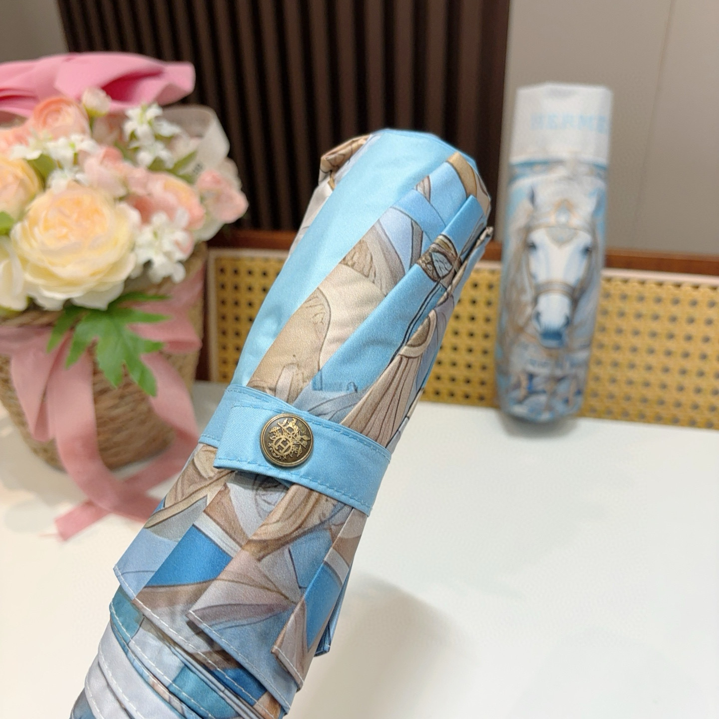 爱马仕（Hermès）   新款 极品H家三折自动伞重磅呈现 以其精湛的工艺技术和源源不断的想像力 新涂