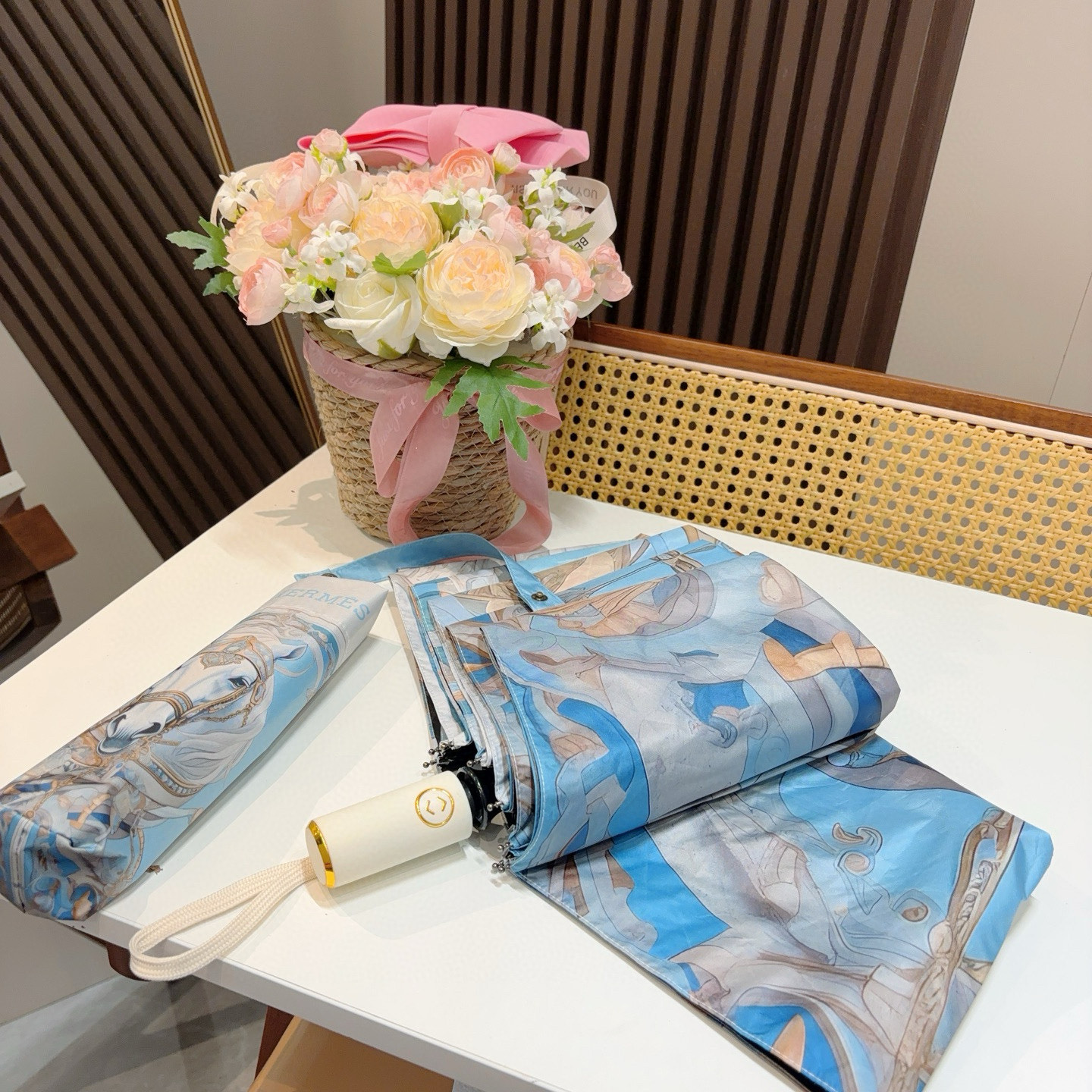 爱马仕（Hermès）   新款 极品H家三折自动伞重磅呈现 以其精湛的工艺技术和源源不断的想像力 新涂