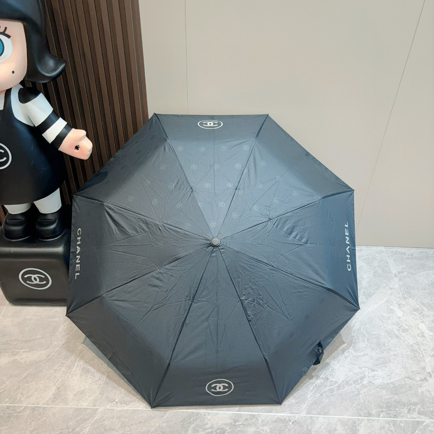  CHANEL（香奈儿）香奈儿图标 三折自动折叠晴雨伞 集合香奈儿灵魂LOGO为一体的设计风格高雅奢华 