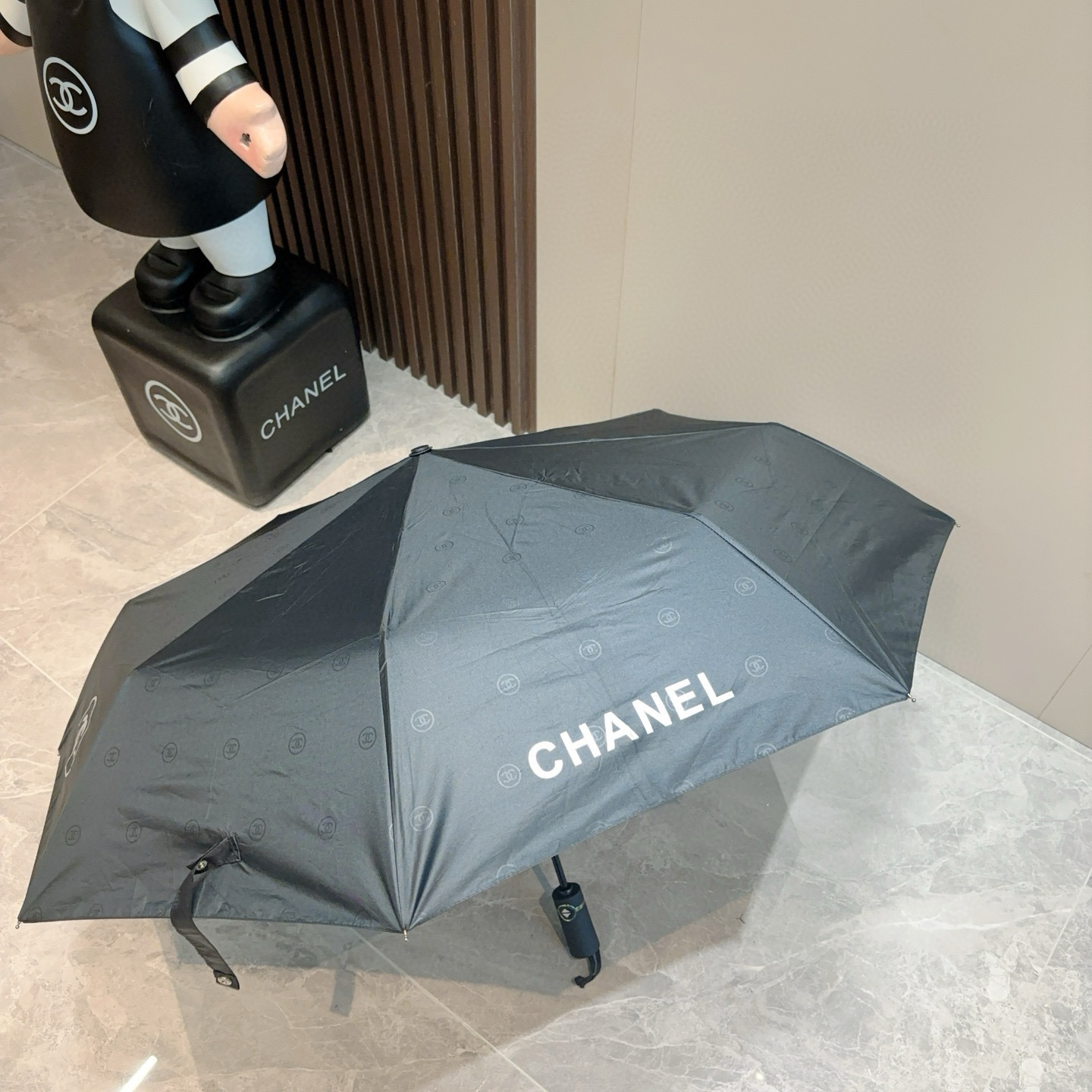  CHANEL（香奈儿）香奈儿图标 三折自动折叠晴雨伞 集合香奈儿灵魂LOGO为一体的设计风格高雅奢华 