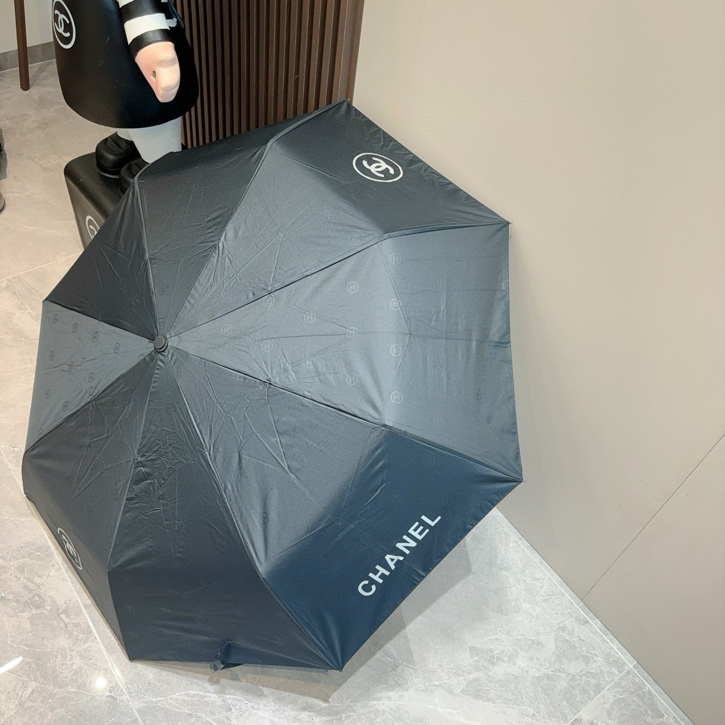  CHANEL（香奈儿）香奈儿图标 三折自动折叠晴雨伞 集合香奈儿灵魂LOGO为一体的设计风格高雅奢华 