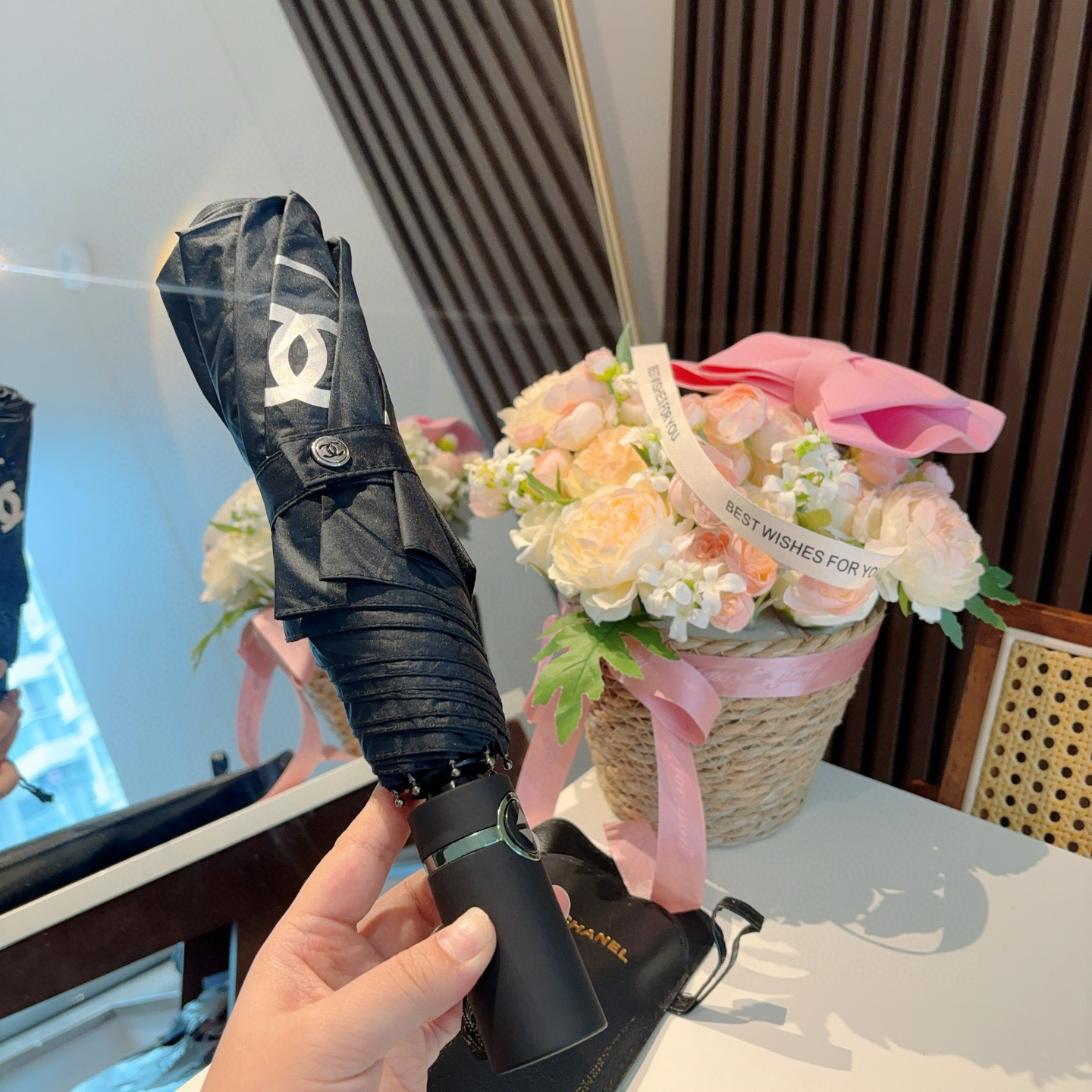  CHANEL（香奈儿）香奈儿图标 三折自动折叠晴雨伞 集合香奈儿灵魂LOGO为一体的设计风格高雅奢华 
