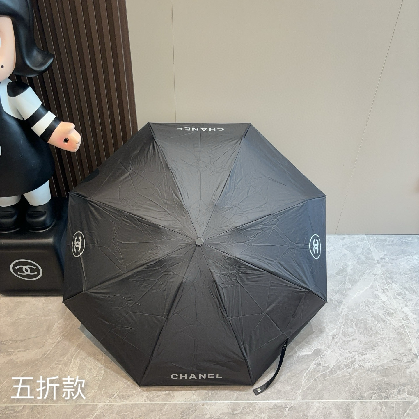  CHANEL（香奈儿）五折手开折叠晴雨伞 集合香奈儿灵魂LOGO为一体的设计风格高雅奢华 带在身上带来