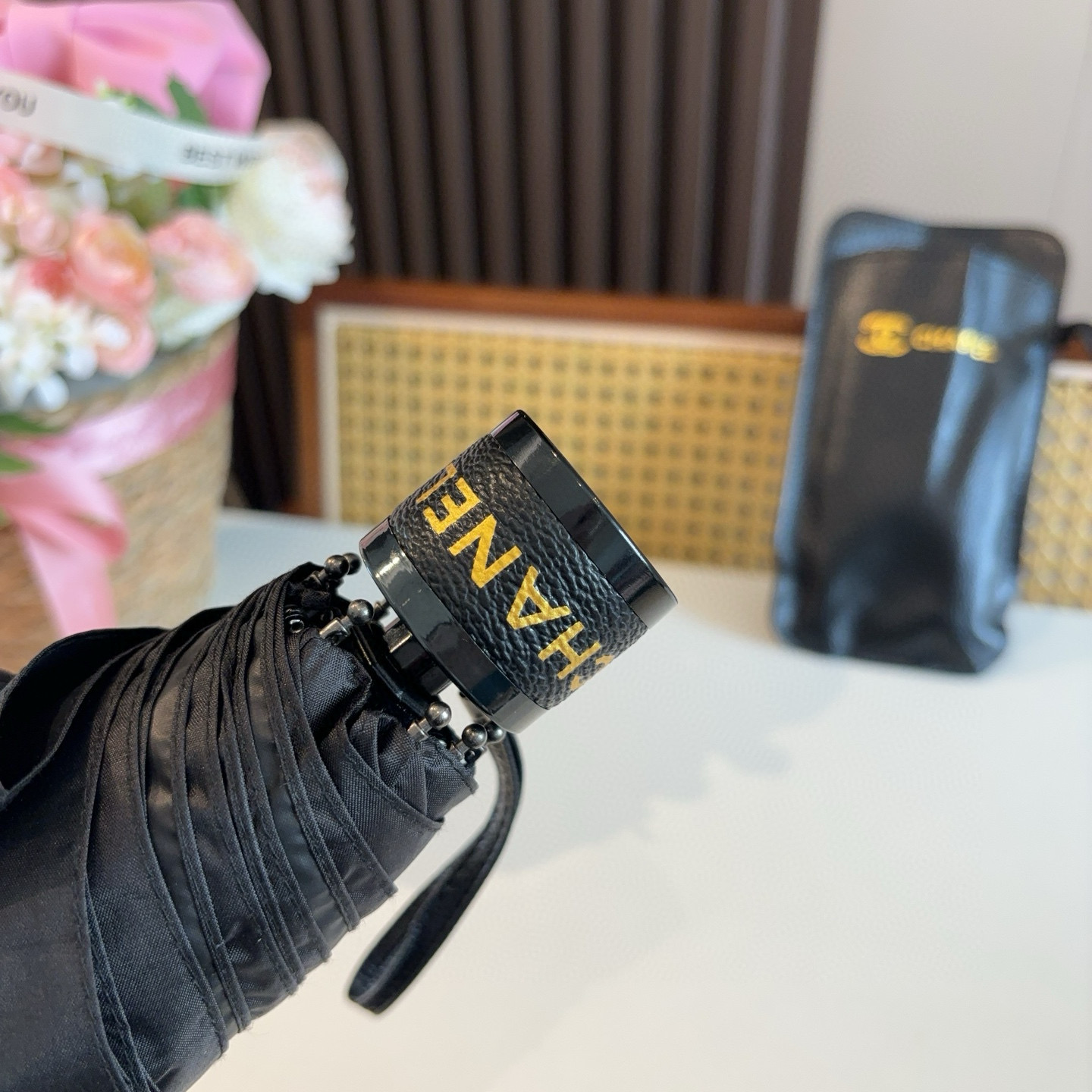  CHANEL（香奈儿）五折手开折叠晴雨伞 集合香奈儿灵魂LOGO为一体的设计风格高雅奢华 带在身上带来