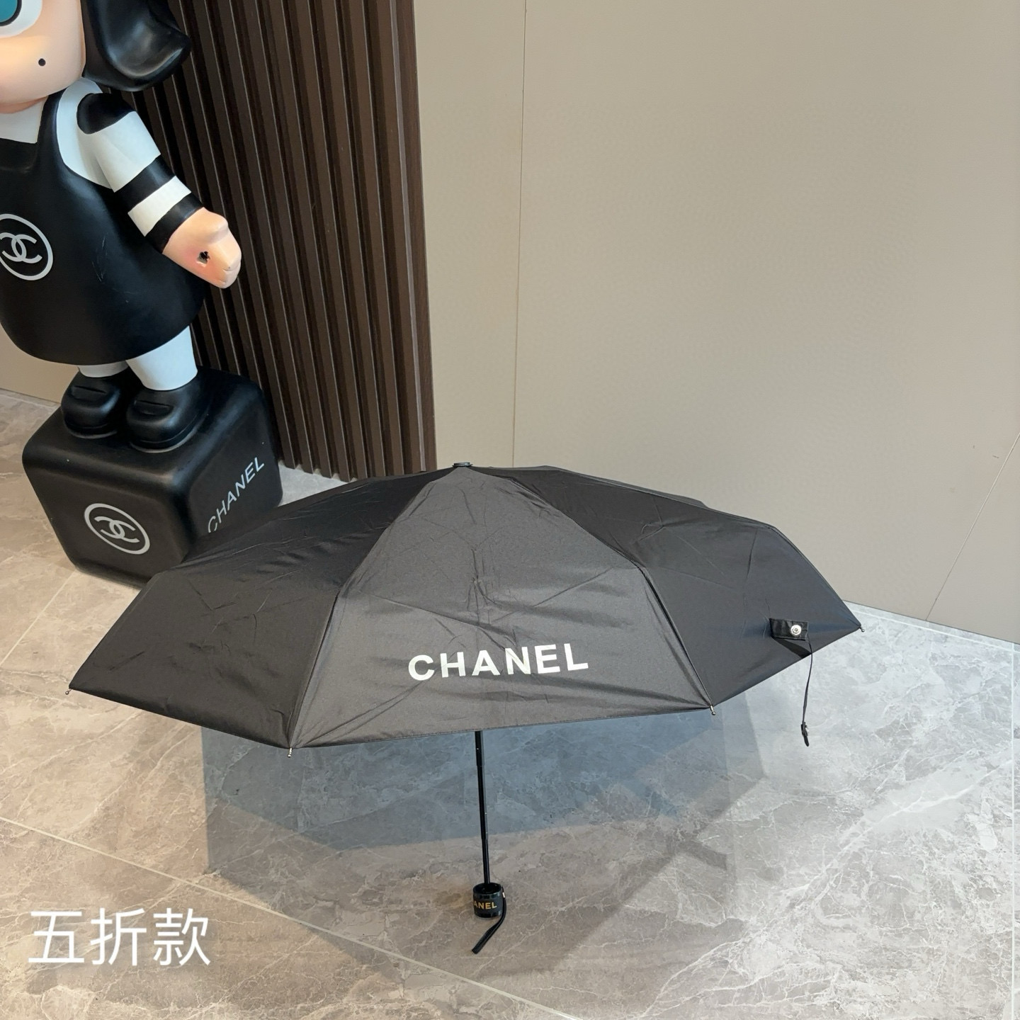  CHANEL（香奈儿）五折手开折叠晴雨伞 集合香奈儿灵魂LOGO为一体的设计风格高雅奢华 带在身上带来